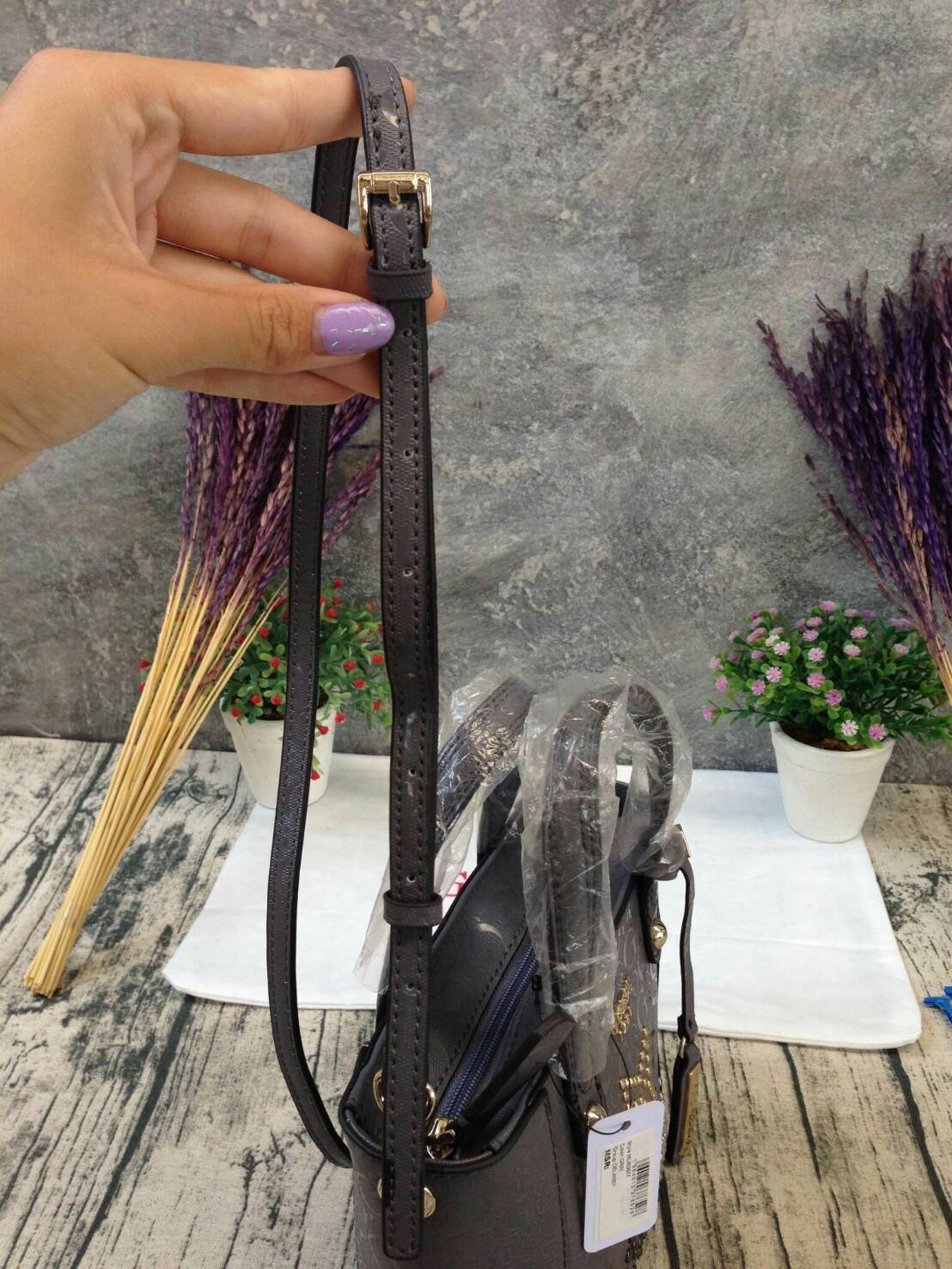 GUESS DELANEY SAFFIANO MINI CROSSBODY BAG WITH STAR กระเป๋าถือหรือสะพาย GUESS FACTORY วัสดุหนังลาย Saffiano ประดับอะไหล่เงินรูปดาวสุดชิค ขนาดกำลังดี น้ำหนักเบา ด้านหน้าประดับ logo พร้อมกับ พวงกุญแจ Signature แบรนด์ที่หูหิ้ว ถอดเเยกใช้ได้ เปิดปิด ด้วยซิป ภ