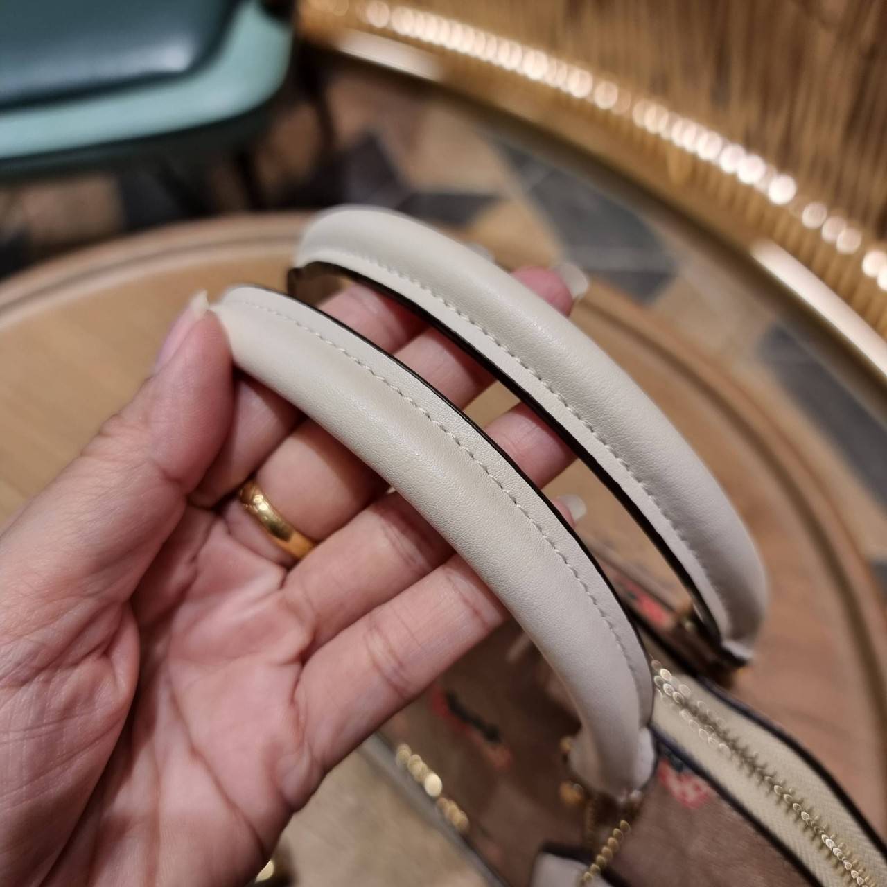 COACH 91514 MINI SIERRA SATCHEL IN SIGNATURE CANVAS WITH STRAWBERRY PRINT สายคุณหนูมารวมตัวกันตรงนี้เลยจ้า!! ละมุนกว่านี้ไม่มีแล้ว กับกระเป๋าทรงโดมสุดคลาสสิค เพิ่มดีเทลลูกเล่นลายสตรอเบอรี่ ให้มีความคิ้วท์แบบไม่เยอะเกินไป ลงตัวพอดี มาพร้อมหูจับในตัวและสายส