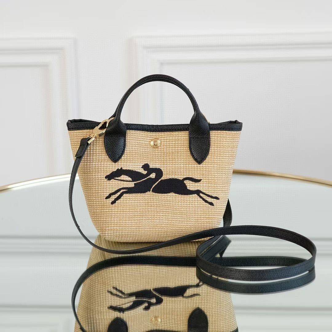 Longchamp Le Pliage Paris-St Tropez Handtasche มาแร้ววววใหม่ล่าสุดนุ้งมินิ ตัลร๊ากกก วัสดุสาน ด้านหน้าปักโลโก้ม้าอันเป็นสัญลักษณ์ของแบรนด์ ทนทานแข็งแรง ใบมินิ น้ำหนักเบา จุของได้เยอะ ใส่กระเป๋าตังค์ โทรศัพท์ iphone+ ได้ ภายในโล่ง มีสายสะพายไหล่ Crossbody 