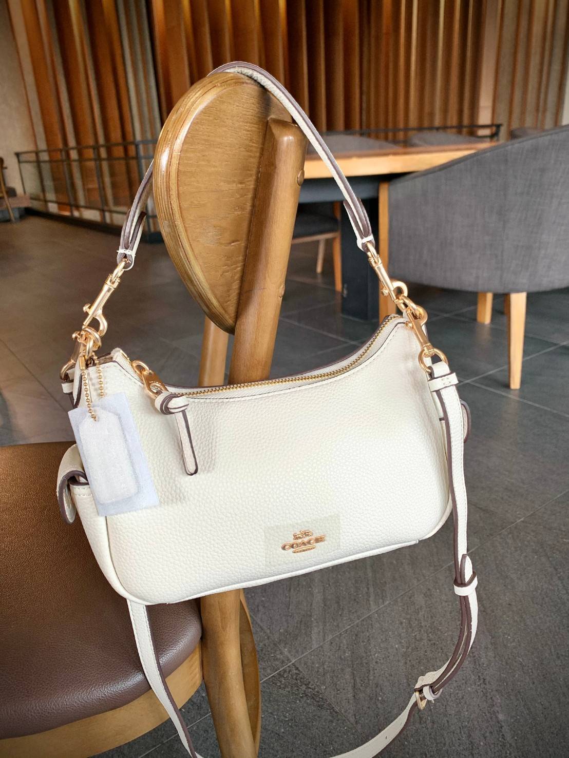 น้องออกใหม่ล่าสุดสวย หักใจไม่ลงเลยค่าา😘 COACH PENNIE SHOULDER BAG ((C7222)) พร้อมส่ง สีใหม่ล่าสุด ยังไม่มีในช๊อปไทยค่าา กระเป๋าหิ้ว//สะพายข้างได้ สุดคุ้ม! หนังแท้ชั้นดี ลายหนังสวย นิ่มมือดีมากๆค่ะ ปากกระเป๋าแบบซิปมีหนังห้อยเพิ่มความเก๋ ภายในกระเป๋