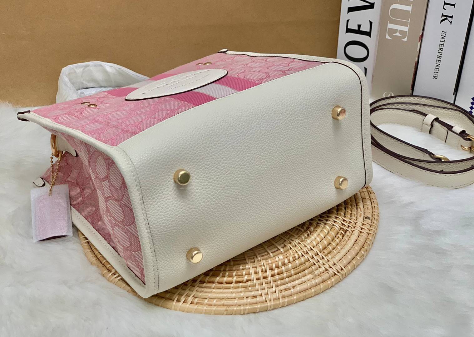 ใหม่ล่าสุด อดใจยังไงไหว💋 COACH Dempsey Field Tote 22 ((C5268//C5115)) พร้อมส่งความสวยที่ไทยค่ะ! กระเป๋าทรง Tote ขนาดพอเหมาะลำตัว พกพาง่ายสะดวกได้กับทุกๆวัน ด้านหน้าปั้มโลโก้แบรนด์ตัวใหญ่สวยค่ะ;เปิดปิดกระเป๋าแบบกระดุมแม่เหล็ก ภายในใส่กระเป๋าเงินใบย