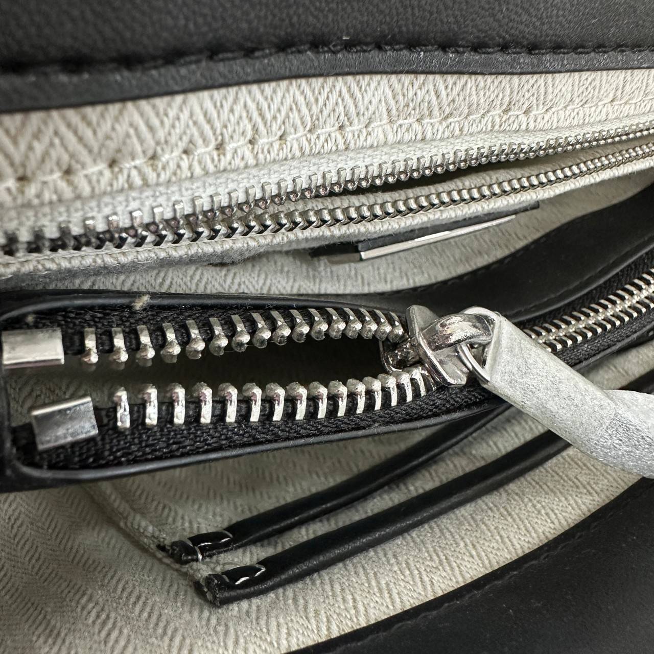 TORY BURCH KIRA CHEVRON CONVERTIBLE SHOULDER BAG กระเป๋าสะพายไซส์ใหญ่ หรูหราสุดคลาสสิก วัสดุหนังแกะทั้งใบ เปิด-ปิดด้วยกระดุมแม่เหล็ก ภายในเป็นช่องโล่ง ใส่ของสำคัญได้ครบ สายสะพายในตัวปรับได้ 2 แบบ สะพายไหล่โซ่คู่หรือจะ ครอสบอดี้ก็เริ่ดคะ