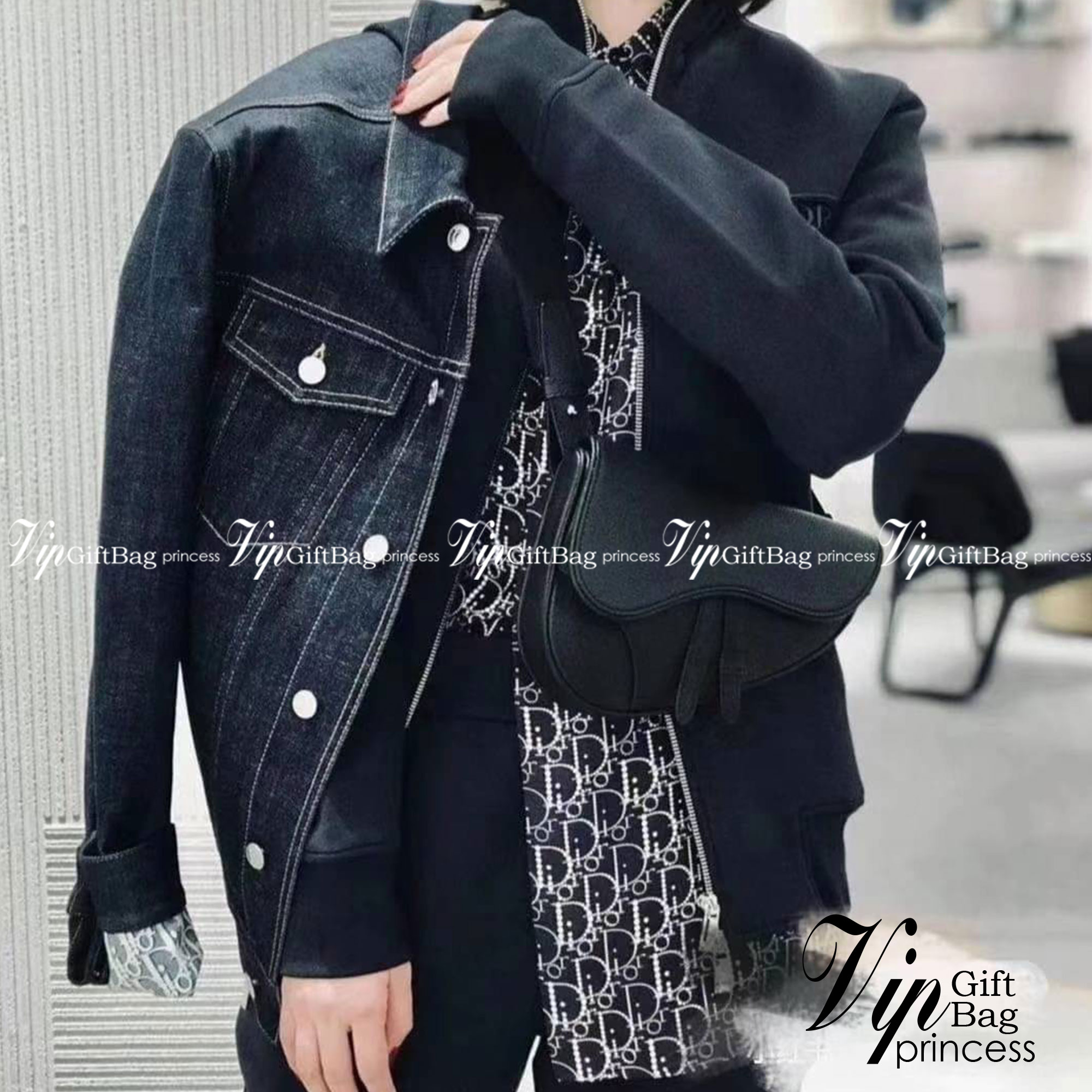 CHRISTIAN DIOR BEIGE AND OBLIQUE MINI SADDLE BAG / Dior Men Bag เกรดใช้งานสลับของแท้ เกรดออริจินอล ภาพสินค้าถ่ายจากงานขายจริง ใช้งานต่างประเทศได้