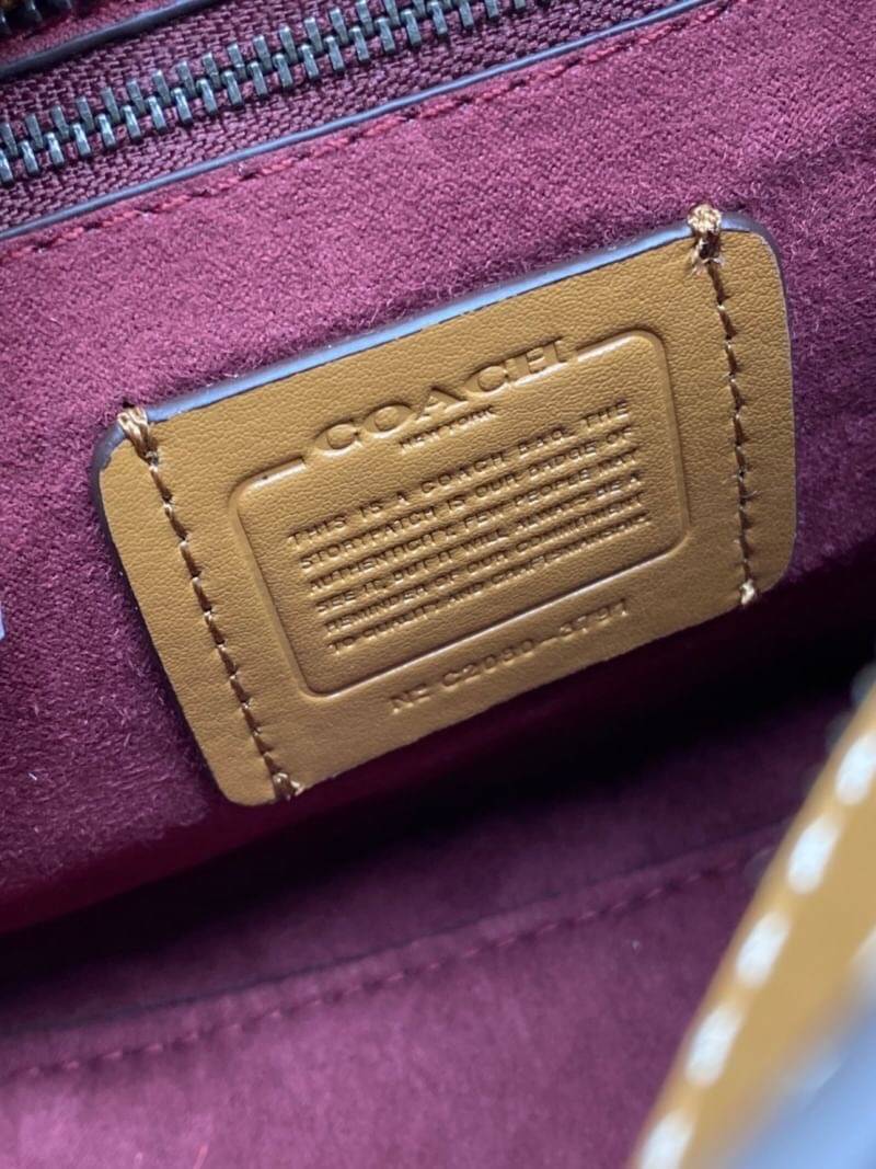 COACH COURIER CARRYALL 23 IN COLORBLOCK SIGNATURE CANVAS WITH SNAKESKIN DETAIL ((3791)) ห้ามพลาดทีเดียว สวยงามมากๆค่ะ!! กระเป๋าถือ//สะพายครอสบอดี้ร์ได้ วัสดุหนังแท้น้ำหนักเบาค่ะ รุ่นนี้โดดเด่นตรงลายของหนังผสมกันได้ลงตัวหรูมากๆ เปิดปิดกระเป๋าแบบกดล็อค ปากก