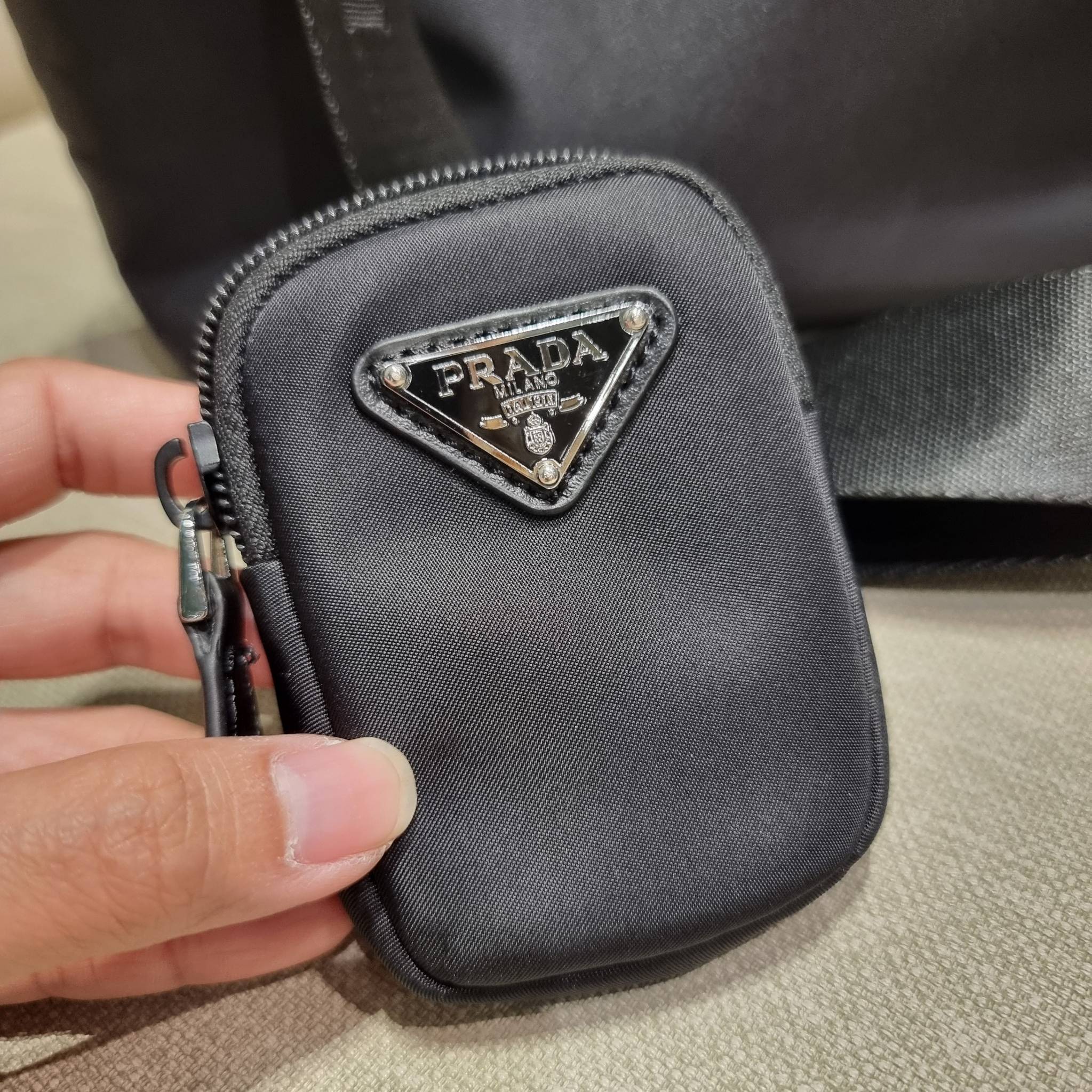 PRADA RE-NYLON TESUTO TOTE BAG กระเป๋าทรงช้อปปิ้ง ขนาดกำลังสวย รุ่นหายาก ขายดีตลอดกาล!!ด้วยรูปทรงที่ใช้งานง่ายและสะดวก ทำให้ครองใจทั้งสาวๆและหนุ่มๆได้ไม่ยาก วัสดุผ้าไนล่อนคุณภาพ พร้อมใบลูก ไว้ใส่เหรียญ ใส่กุญแจได้สารพัด ปากกระเป๋ามีซิปปิดกันของหล่น ภายในเ