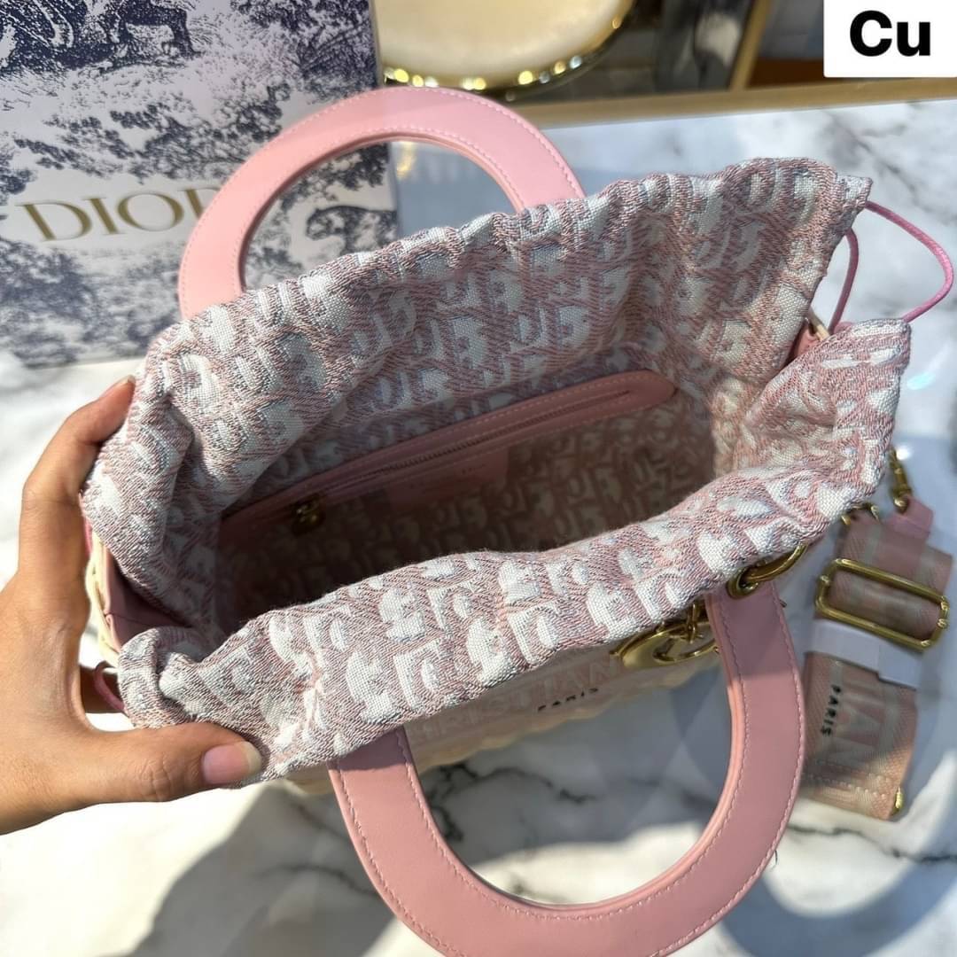 DIOR Lady Natural Wicker Bag กระเป๋าสะพายงานสาน พร้อมผ้าผูกด้านในสวยงามทรงเสน่ห์ จะถือหรือสะพายข้างด้วยสายสปอร์ตก็สวยเลิศ โดดเด่นกว่าใคร งานสวยเกินราคา คุ้มที่สุดในย่านนี้บอกเลย!!