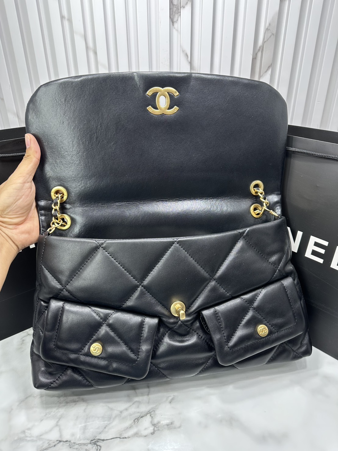 ORI หนังแท้ | Chanel Shopping Flap Bag Shiny Leather Black / Chanel Tote Bag 37cm กระเป๋าสะพายทรงโท้ทใบใหญ่ ภายในโล่งกว้างจุของได้เยอะ คอลเลคชั่นฤดูใบไม้ร่วง-ฤดูหนาว 2025/26 ถ่ายทอดเสน่ห์เย้ายวนเหนือกาลเวลา