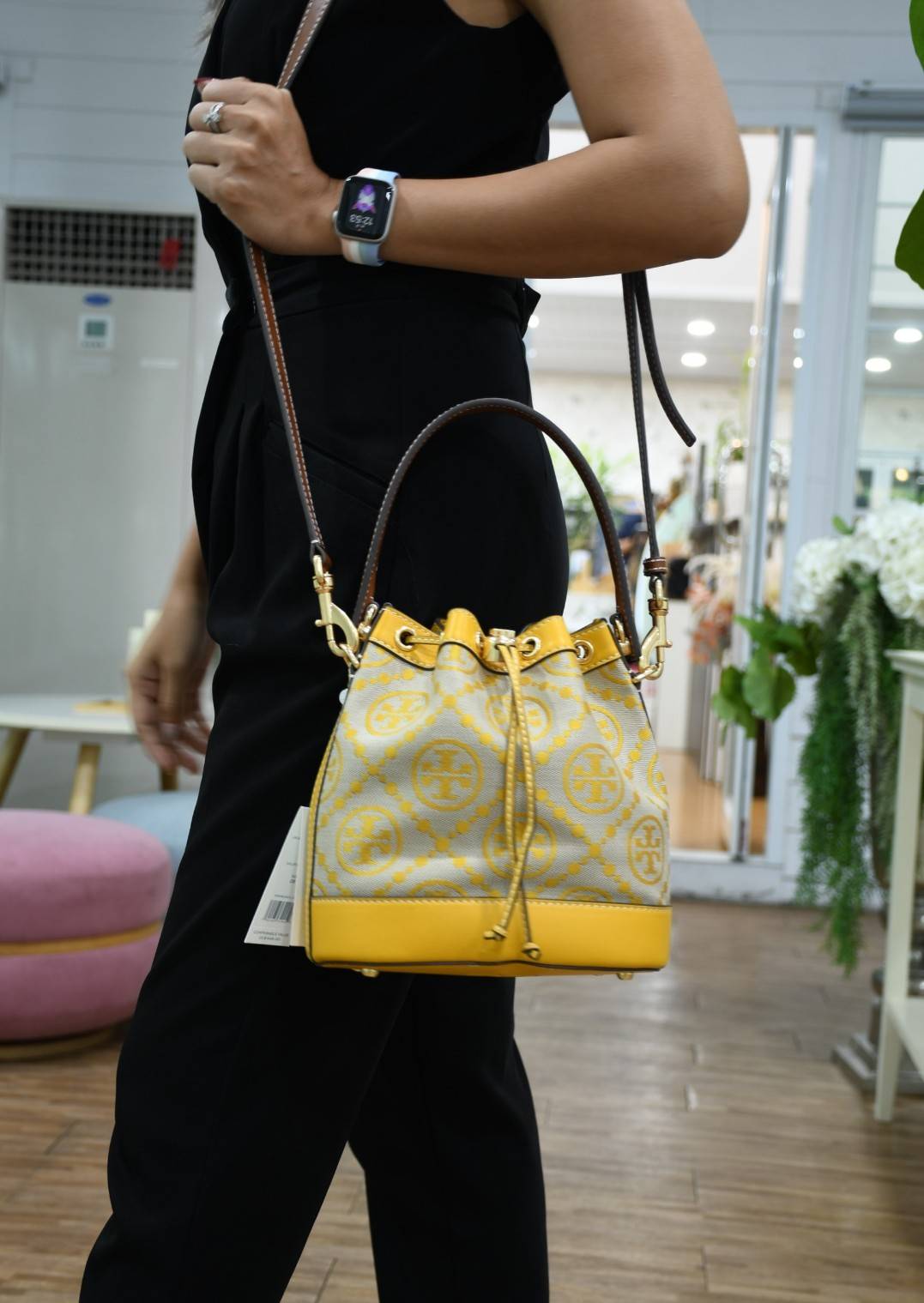 ของแท้ 💯% TORY BURCH Monogram Jacquard Bucket Bag กระเป๋าถือหรือสะพายไหล่ วัสดุผ้า Canvas โลโก้ Jacquard ทรงถัง ตั้งอยู่ทรง กระเป๋าปักลายแบรนด์ สวยหรู สายยาว Crossbody ได้ เปิด-ปิด โดยเชือกรูด เปิด-ปิดพร้อมสลับที่ประดับโลโก้ สวยหรู คุณนาย สุดๆ ไปเ