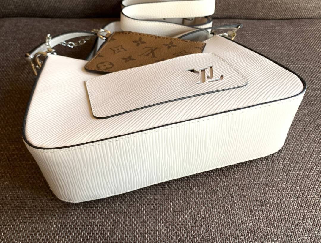 VIP 🥂 LOUIS VUITTON MARELLR EPI LEATHER รุ่นนี้ลายหนังเป็นลายไม้ มีโลโก้แบรนด์แบบฉลุด้านหน้า มาพร้อมกระเป๋าใบลูกแบบซิปจัดเก็บได้ตรงช่องด้านหน้า สามารถถอดออกแยกใช้งานได้ต่างหากนะคะ เปิดปิดกระเป๋าแบบซิป ภายในโล่ง สามารถใส่กระเป๋าเงินใบยาวได้;ของจุกจ