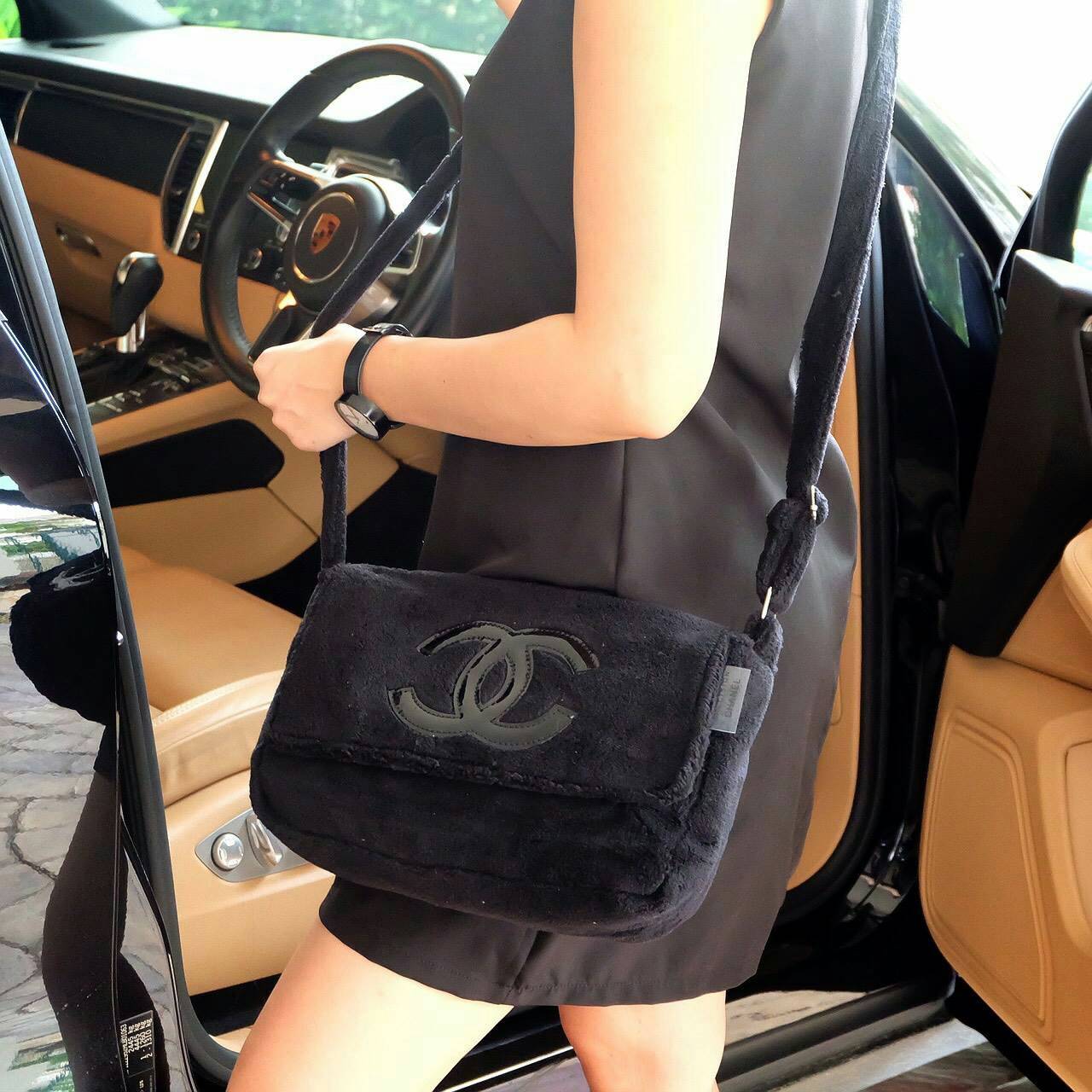 ☃ #กระเป๋าจากงานOutletแท้ 🎈#ภาพถ่ายจากงานขายจริงทั้งหมดนะคะ 🎄New In! ที่หลายคนถามหา มาแล้วจ้า จาก chanel vip gift แบรนด์ดังสุดหรู เป็นกระเป๋า ใบสวยรุ่นหายาก จุของได้เยอะ ขนาดกำลังดี เลิศมาก ใช้แล้วไฮโซ สวยเกินราคาแน่นอนคะ ขนเฟอร์นิ่