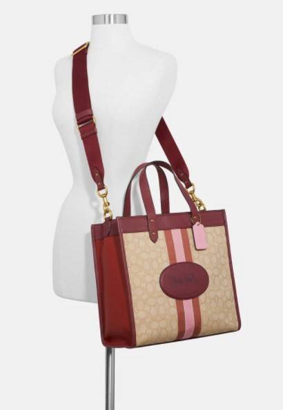 Coach 5868 Field Tote In Signature Jacquard With Horse And Carriage Prints 📣พร้อมส่ง ยังไม่เข้าไทยจ้าา!! กระเป๋าทรงTote สูง ใบใหญ่ วัสดุJacquard+หนังแท้ อย่างดี ได้ลงตัวแมทกันสวยงามมากๆค่ะ ด้านหน้าตัดแทบสีตรงกลางยาวลงมาบวกกับป้ายแบรนด์หนังตัวใหญ่ด