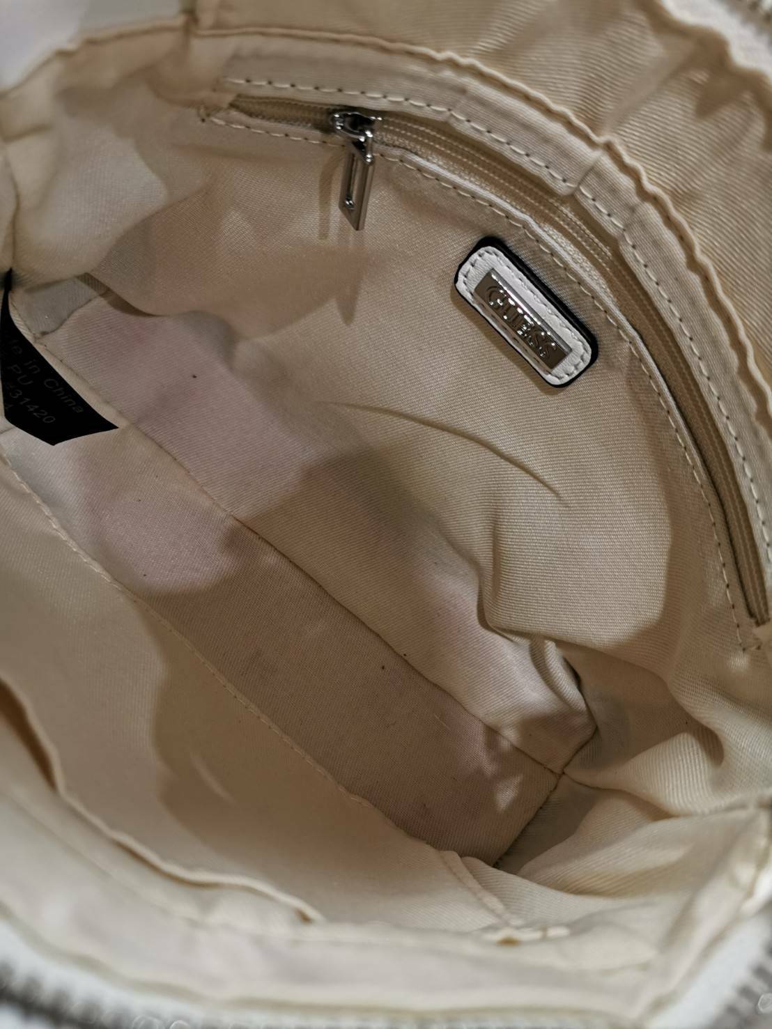 Guess Woman Factory Crossbody Bag กระเป๋าสะพายรุ่นใหม่ดีไซน์สวยหรูคลาสสิคจาก GUESS FACTORY วัสดุหนังเเกะสังเคราะห์เนื้อหนานิ่มลายตาราง เปิดปิดด้วยซิปสะดวกใช้ ด้านหน้ามีโลโก้ ภายในมีโลโก้ช่องใส่ของ และช่องซิป ใส่กระเป๋าสตางค์ใบยาว ของใช้ได้จุ มาพร้อมสายสะพ