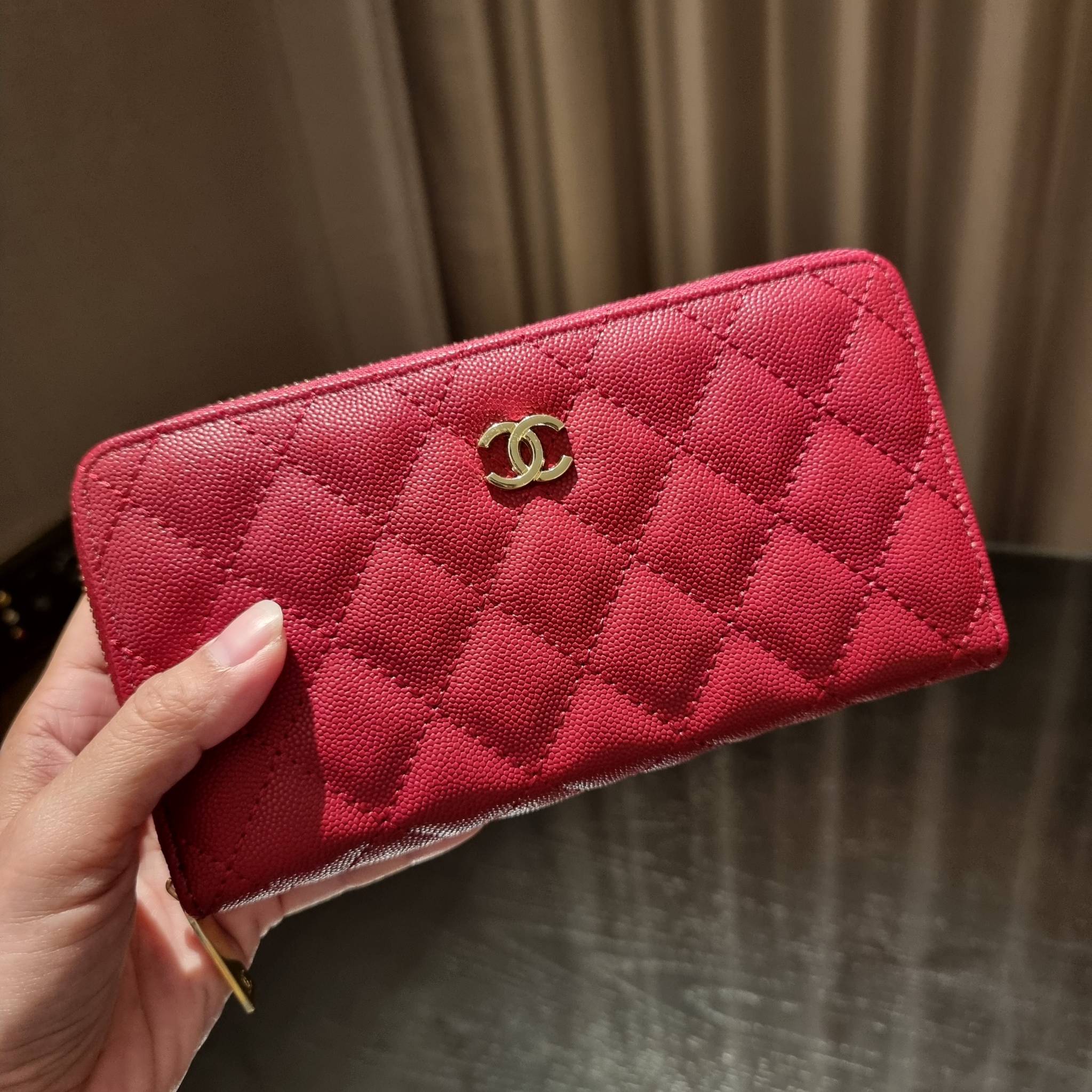 VIP 】กระเป๋าสตางค์ใบยาวรุ่นซิปรอบ สวยรับทรัพย์จาก Chanel วัสดุหนังลายคาร์เวีย ใช้แล้วขับผิวสุดๆ เปิด-ปิดด้วยซิปรูดรอบใบ ใช้งานง่าย ภายในกระเป๋ามีช่องใส่บัตรได้ ใส่ธนบัตรหรือเหรียญได้ มีช่องซิปแยกอีกหนึ่งช่อง ดีไซน์เรียบหรูแบบนี้ สาวๆห้ามพลาดกันน้า!! ซื้อใ