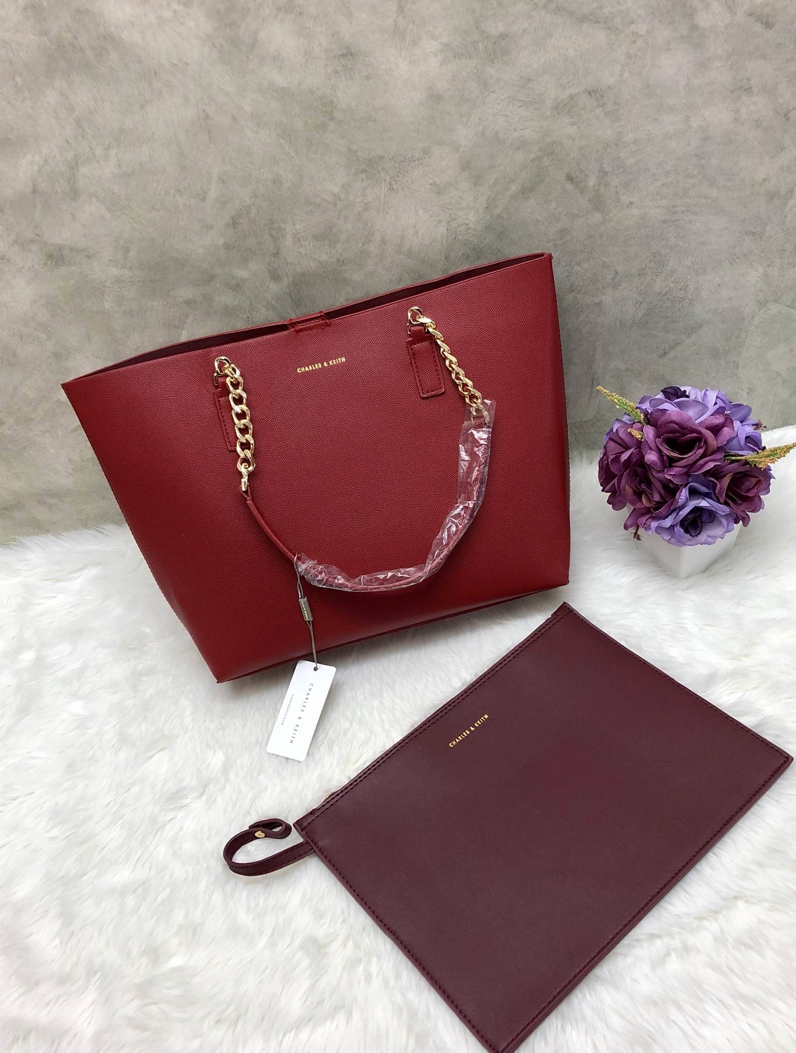 New in CHARLES & KEITH TOTE BAG ลับมาอีกครั้งกับรุ่นขายดี กระเป๋าถือหรือสะพายไหล่ ลายหนังซาฟเฟียโน่ แบบเรียบหรู ดูดีนะค่ะ หูหิ้วเป้นสายโซ่ต่อหนัง ปากกกระเป๋าเปิดปิดแบบแม่เหล้ก ด้านในโล่งกว้างใส่ของจุ รุ่นนี้มาพร้อมกระเป๋าขนาดกลางแบบซิปถอดออกแยกใช้งานได้อี