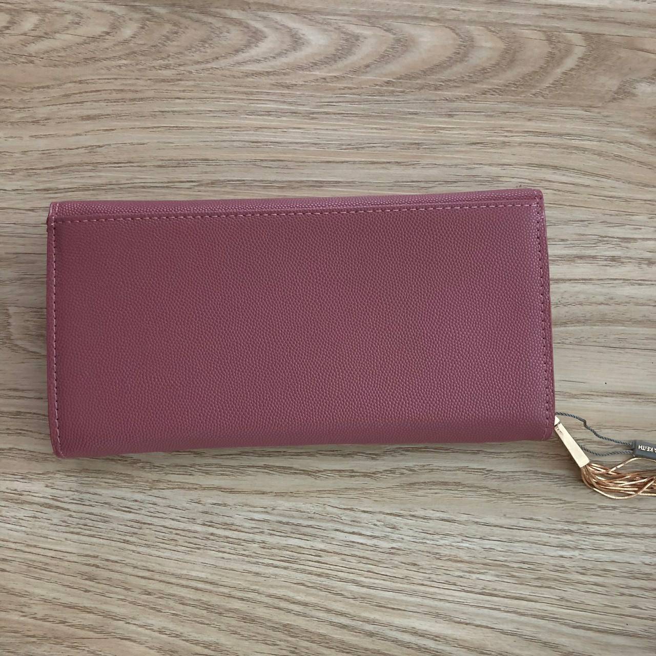 Charles & Keith Basic Long Wallet กระเป๋าสตางค์ใบยาว ตกแต่งด้วยพู่ เปิด – ปิดกระเป๋าด้วยเเม่เหล็กแบบซ่อน ภายในมีช่องใส่บัตร ช่องซิปใส่เหรียญ และช่องใส่ธนบัตร ใส่ iPhone Plus ได้ค่ะ ด้านหลังมีช่อง 1 ช่อง