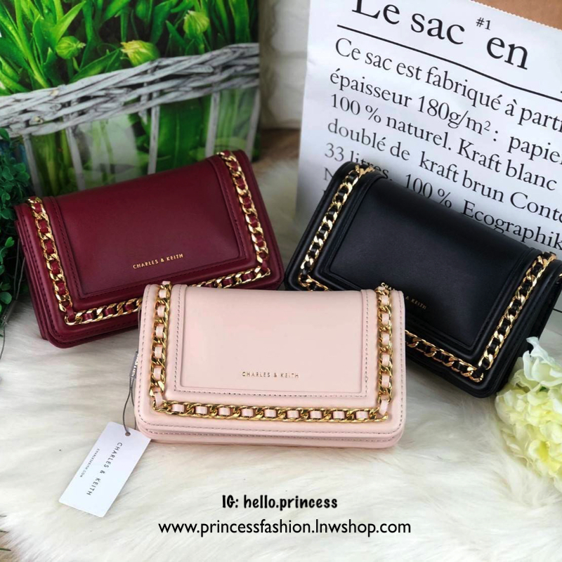 New Collection 2019! CHARLES & KEITH CHAIN RIMMED CLUTCH กระเป๋าสะพายคอลเลคชั่นใหม่ แต่งโซ่รอบกระเป๋าสีทองสวยหรูมากๆ ด้านหน้าปั๊มโลโก้แบรนด์ เปิดปิดด้วยกระดุมแม่เหล็ก ด้านในมีช่องด้านหน้า ช่องใหญ่และช่องซิป 1 ช่อง สามารถใส่โทรศัพท์ iPhone plus ได้ค่า และย
