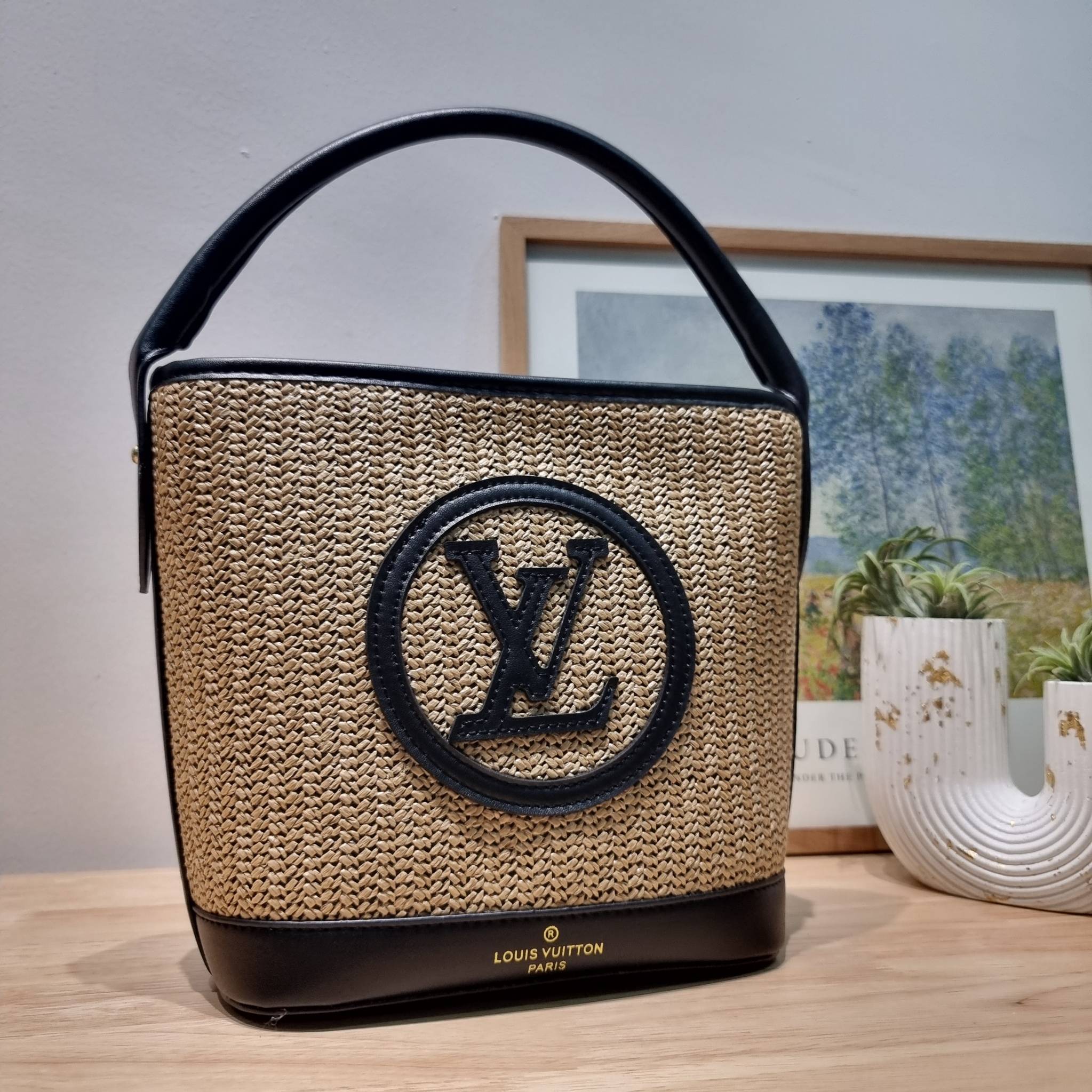 LV PETIT BUCKET BAG ไอเท็มเอ็กซ์คลูซีพจัดมาให้สาวๆโดยเฉพาะ!! กับกระเป๋าสะพายรุ่นลิมิเต็ดหายาก รูปทรงสวยงามสานเต็มใบ และยังโดดเด่นด้วยโลโก้