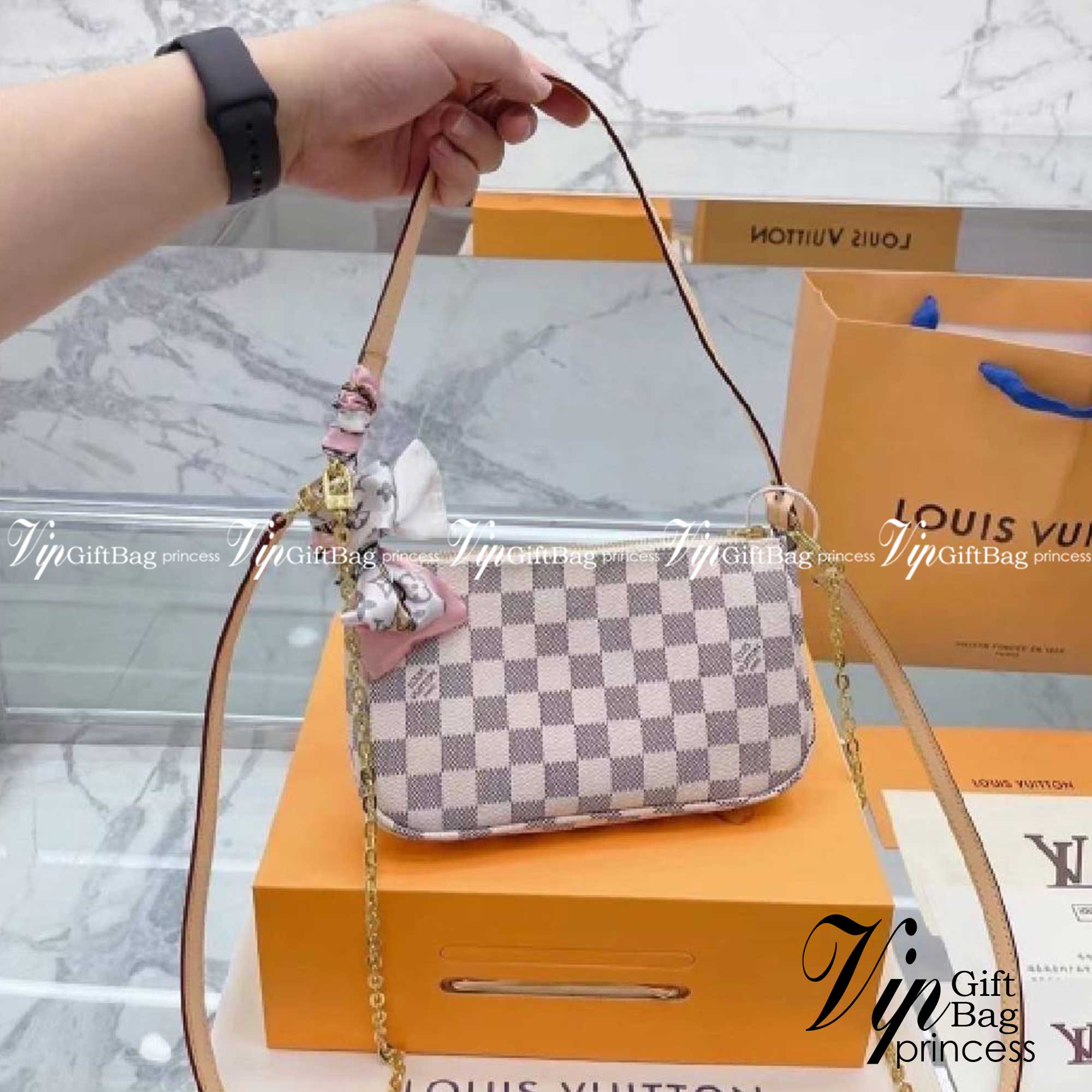 LV POCHETTE ACCESSOIRES กระเป๋าสะพายทรงพอช สุดฮอต ดีงาม ดีไซน์คลาสสิควินเทจ ขนาดกำลังสวย ประหยัดพื้นที่ มาพร้อมสายคล้องโซ่ และสายสะพายหนัง เป็นไอเท็มที่เหมาะในทุกโอกาส สะพายปรับลุคได้หลายสไตล์ รับรองคุ้มค่าจริงๆจ้า
