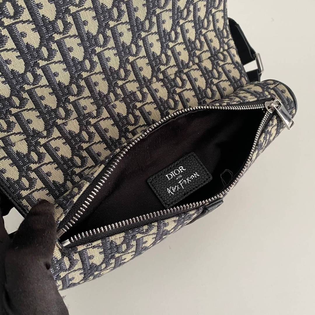 Dior Saddle Crossbody Bag Oblique / Dior Belt Bag เกรดใช้งานสลับของแท้ เกรดออริจินอล พร้อมส่ง กระเป๋าสะพายข้างสุดเท่แบรนด์ดัง สายปรับขนาดได้ตามต้องการ คุณภาพดี ทนต่อการใช้งาน ใส่ของไก้เยอะจุใจ ภาพสินค้าถ่ายจากงานขายจริง ใช้งานต่างประเทศได้