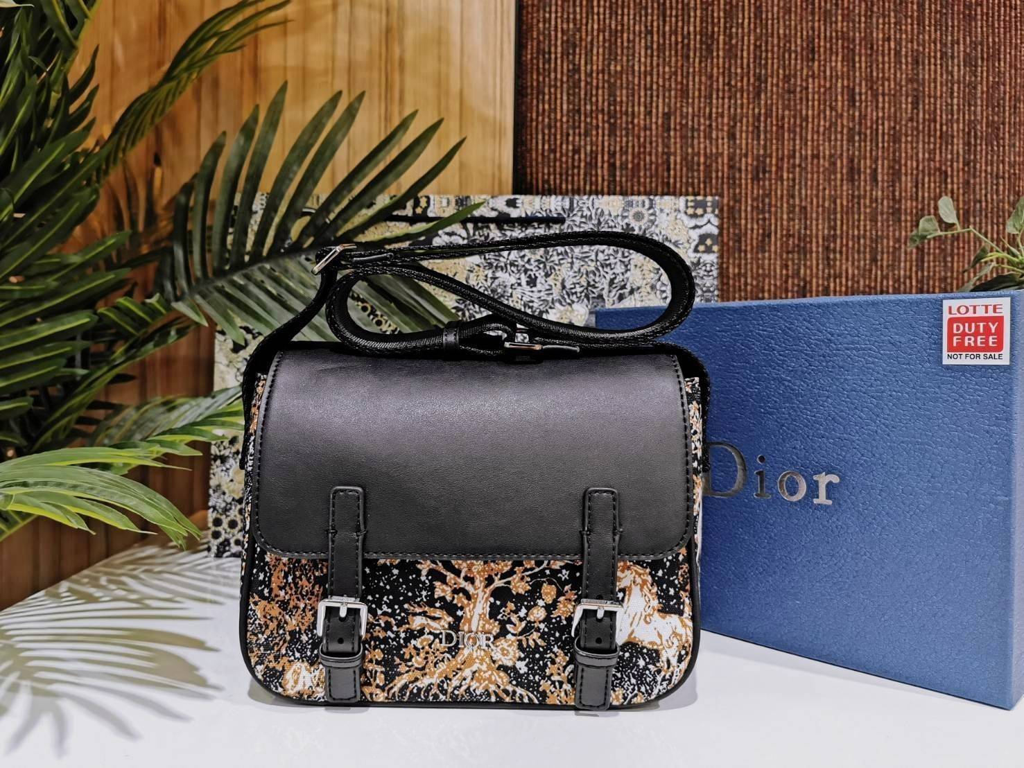 CHRISTIAN DIOR MESSENGER BAG GIFT WITH PURCHASE (GWP) พรีเมี่ยมกิ้ฟรุ่น Limited จาก DIOR DUTYFREE COUNTER ดีไซน์ทรงสี่เหลี่ยมขึ้นลาย Dior สวยหรูดูดีโดดเด่นเป็นเอกลักษณ์ เปิดปิดด้วยฝาปิดกระดุมแม่เหล็ก ภายในโล่งมีโลโก้และช่องซิปใส่มือถือ กระเป๋าสตางค์ยาว ขอ