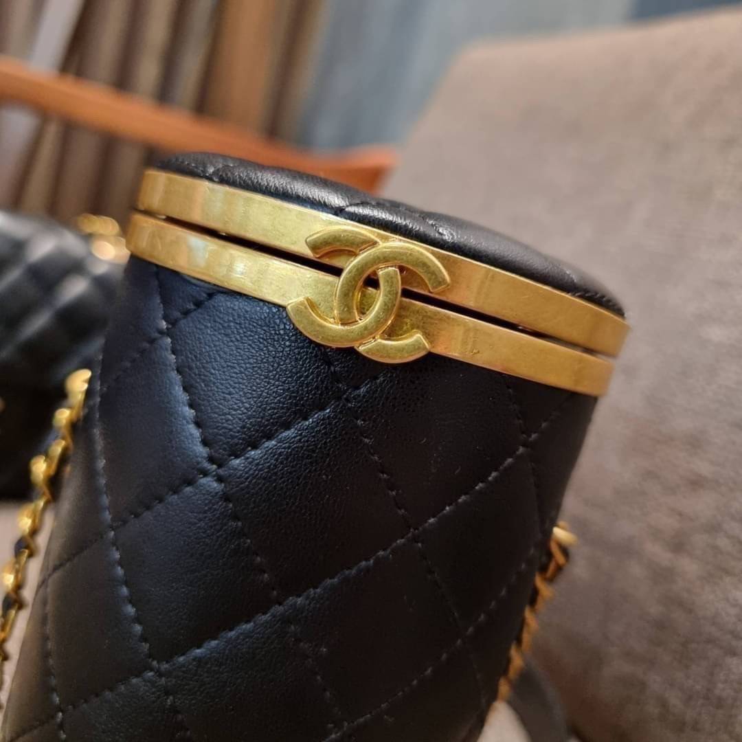 VIP 🥂 เซ็ทคือที่สุดของความคุ้ม CHANEL GIFT BOX SET สุดหรูชวนให้สะสม สุดยอดไอเท็มหายากพร้อมเสิร์ฟครบชุด สุดคุ้ม มาพร้อมกระเป๋าสะพายถึง 2 ใบ สุดหรูลิมิเต็ด หาไม่ได้ง่ายๆ ในคอลเลคชั่นภายในสีทอง และที่พิเศษยังมีน้ำหอมตัวท็อปมาให้อีก chanel no.5 ที่แสน