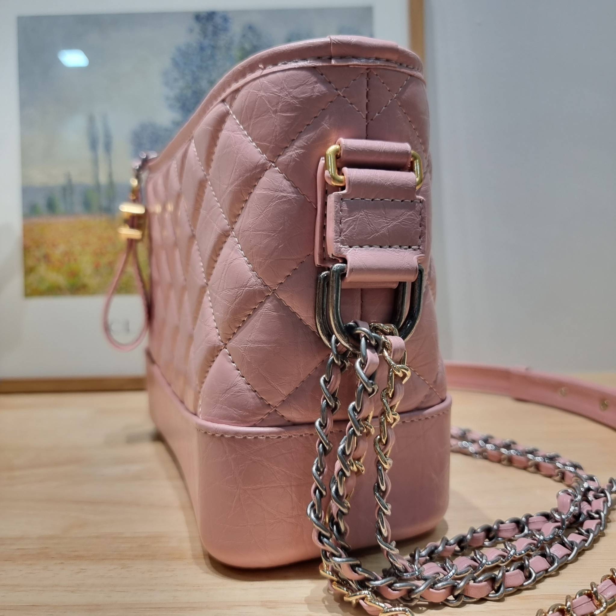 CHANEL Gabrielle Bag Medium สวยคลาสสิค No.1 ต้องยกให้ไอเท็มนี้เท่านั้น กับกระเป๋าสะพายซิกเนเจอร์ ดีไซน์ไม่เหมือนใคร เป็นเอกลักษณ์ ใช้งานได้หลากหลาย สะพายได้ไม่ซ้ำ