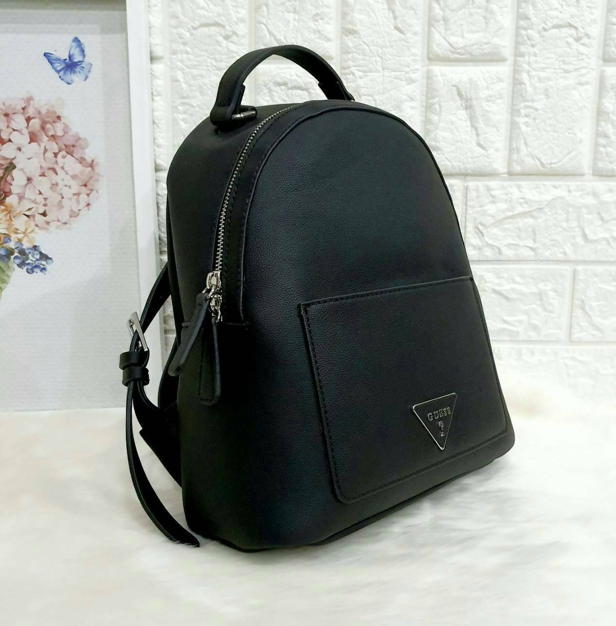 GUESS WOMAN'S BACKPACK กระเป๋าสะพายเป้หนังสวยขนาดกำลังดี สกีนโลโก้รอบใบ น้ำหนักเบา ด้านหน้าประดับโลโก้แบรนด์สามเหลี่ยมโดดเด่น มีลูกเล่นที่ช่องด้านหน้าสามารถถอดออกถือเป็นครัชได้นะคะ ตัวกระเป๋าเปิดปิดด้วยซิปเป็นหลัก ภายในกว้าง บุด้วยผ้าสกีนลายโลโก้แบรน