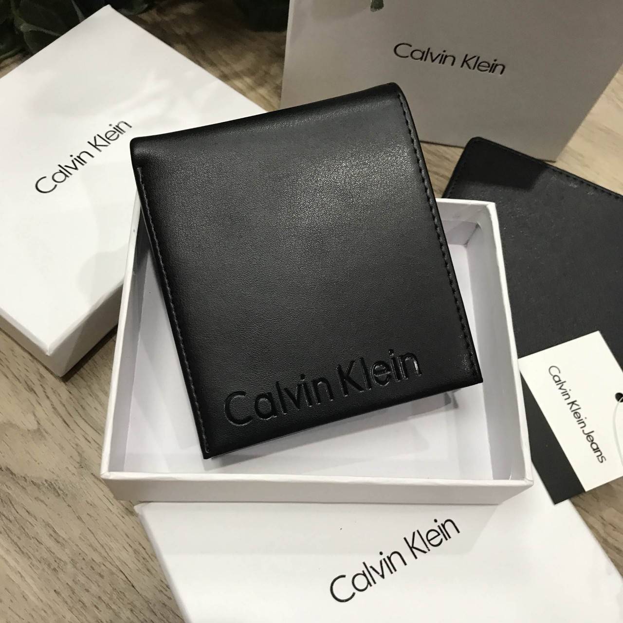 CALVIN KLEIN JEANS SHORT WALLET กระเป๋าสตางค์สั้นพับ 2 ตอน รุ่น Limited Edition หนังนิ่มสวย ด้านหน้าปั๊มแบรนด์ ขนาดกำลังดี พกพาสะดวก ภายในมีช่องใส่บัตร, ช่องใส่ธนบัตรแบงก์พัน แยกสองช่อง เป็นสัดส่วน มาพร้อมกล่องกระดาษแบรนด์มอบเป็นของขวัญ ก็เหมาะค่ะ