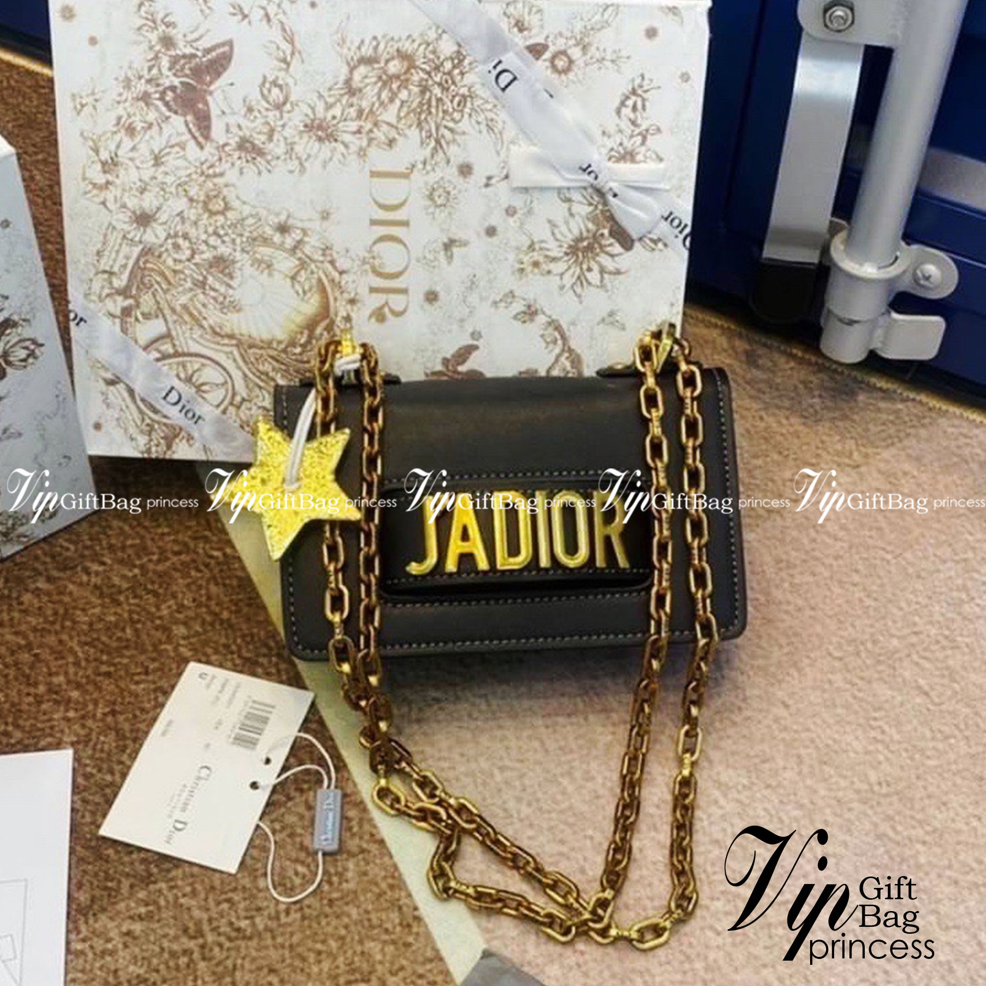 DIOR J'adior Flap Bag กระเป๋าสะพายดิออร์ ทรงกล่องเปิดหน้า แต่งอะไหล่ทอง มาพร้อมสายสะพายยาวครอสบอดี้หรือดึงขึ้นสะพายข้างได้ค่ะ งานชนชอป ใช้ได้ Everyday Look พร้อมส่งที่ไทย