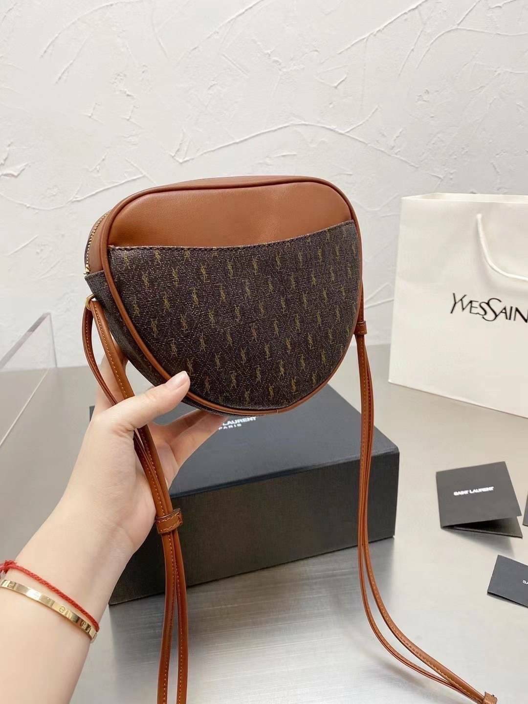 2021 SAINT LAURENT LE MONOGRAMME CŒUR bag / YSL Le Monogramme Crossbody Bag - Brown กระเป๋าสะพายสไตล์วินเทจ โทนสีผู้ดี ภายในโล่งจะสะพายไหล่ Crossbody ก็ดูดี สินค้ามาพร้อมถุงผ้าและกล่องแบรนด์ พร้อมส่งที่ไทยราคาสุดคุ้ม สาวก YSL ห้ามพลาด!