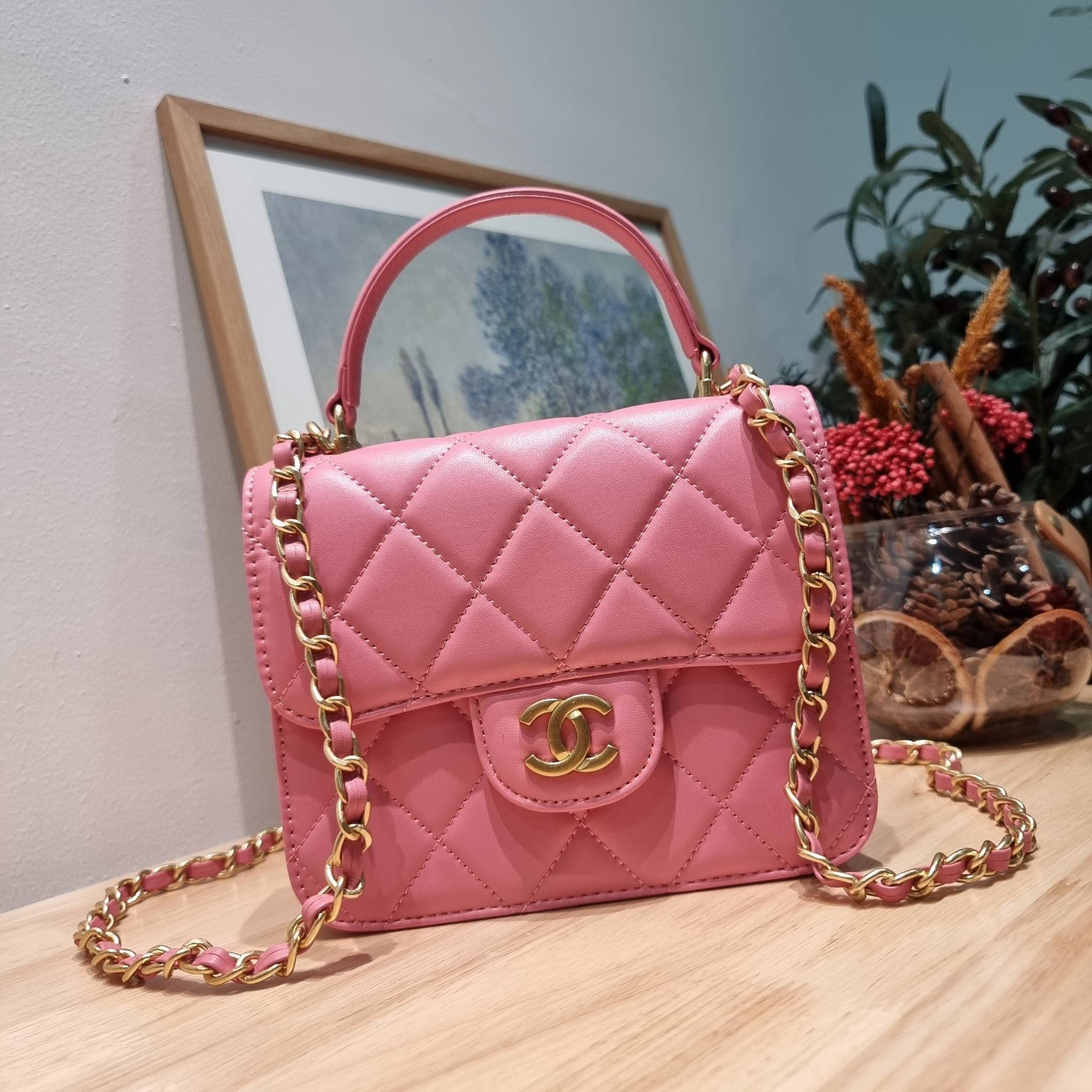 CHANEL flap bag with chain กระเป๋าสะพายสุดหรู สวยดูแพง รูปทรงคลาสสิค ขนาดกำลังพอเหมาะ สายสะพายโซ่ในตัว น้ำหนักเบา และยังมีหูจับในตัว สะดวกต่อการพกพา ตัวกระเป๋าเปิดด้วยกระดุมแม่เหล็ก วัสดุหนังอย่างดี ผิวสัมผัสดี ภายในเป็นช่องโล่ง และยังมีช่องซิปให้ด้วย