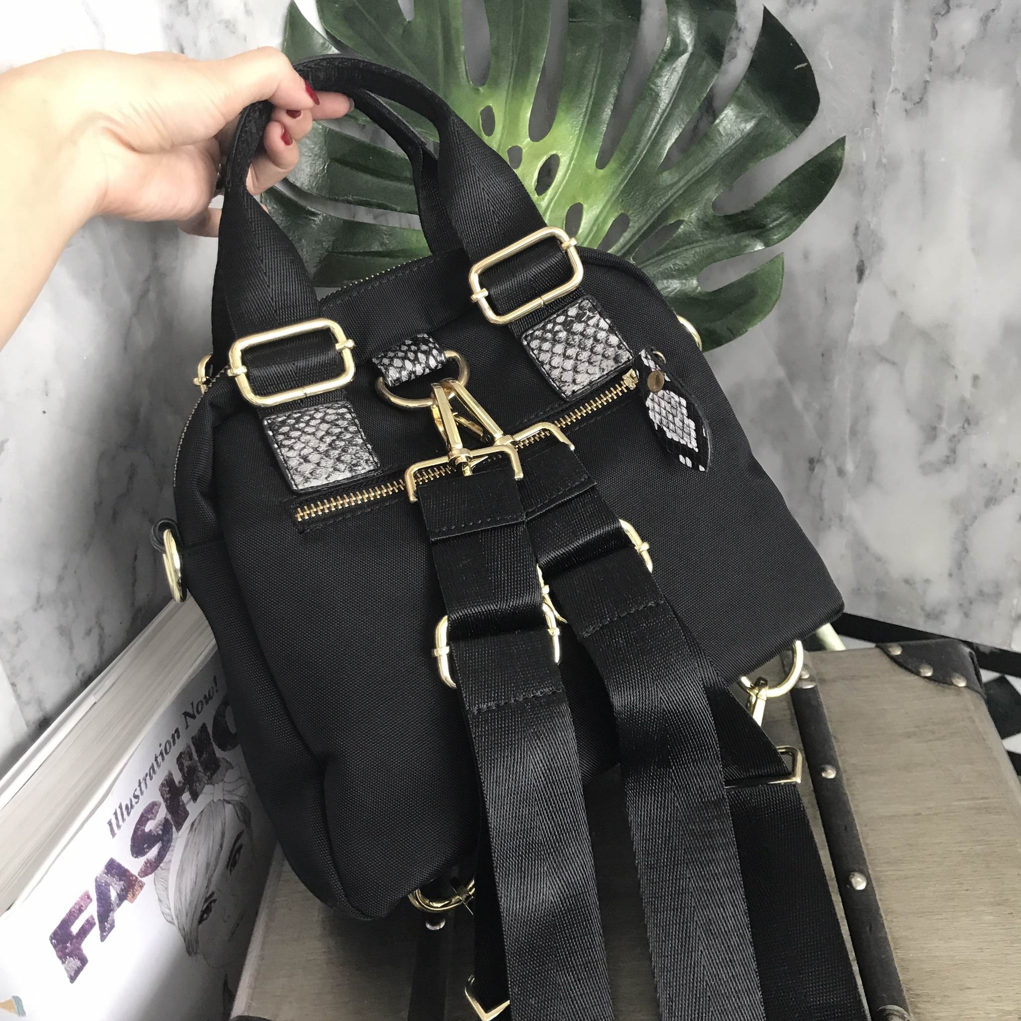 New arrival • KEEP Allday BAG • กระเป๋าถือ/สะพายได้หลากหลายการใช้งานคะ 👑กระเป๋าสวยๆ ปรับการใช้งานได้หลากหลายรูปแบบ ใบนี้ ร้านแนะนำเลยคะ ตัวกระเป๋าเป็นผ้า Canvasเนื้อหนา ขนาดกำลังดี มีช่องซิปไว้แบ่งเก็บของได้หลายช่อง ด้านหน้า 4 ด้านหลัง 1 มีสายให้ 