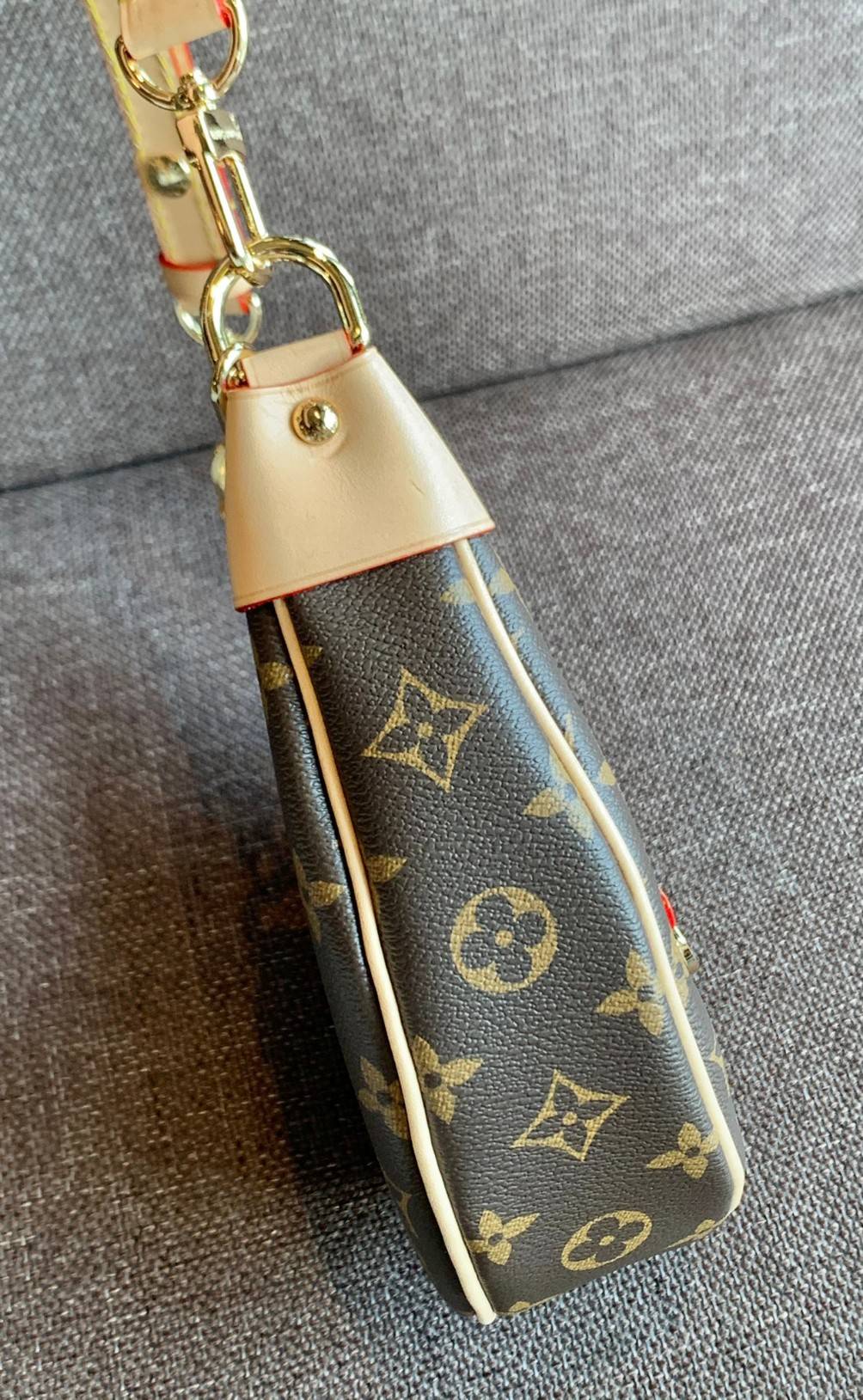LOUIS VUITTON MONOGRAM LOOP BAG กระเป๋าทรง Loop ที่รังสรรค์ออกมาได้สวย เก๋ และดูดีมากๆ หนังแท้ มีความนิ่มละมุน สัมผัสแล้วคือใช่เลยค่ะ😘 ด้านหน้ามีช่องซิปเล็กให้ใส่ของจุกจิก เปิด-ปิดช่องหลักแบบซิป ภายในสามารถใส่กระเป๋าเงินใบกลางได้;มือถือได้ทุกรุ่น;