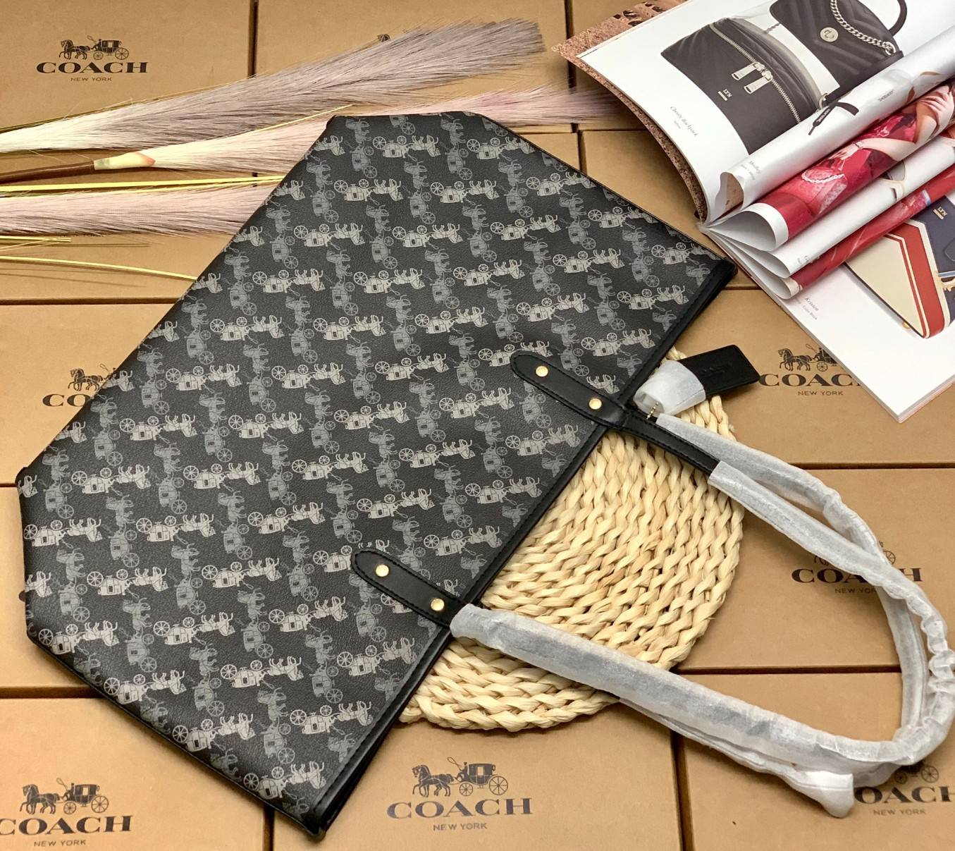 COACH 91107 REVERSIBLE CITY TOTE WITH HORSE AND CARRIAGE PRINT ใช้ได้ 2 ด้าน 🔺ทรง Tote รุ่นแนะนำค่ะ!! วัสดุ pvc อย่างดี นิ่มยวบตัวสวย ลายรถม้าทั้งใบค่ะ (ในไทยหายากค่ะลายนี้) 📌สามารถใช้ได้ทั้งด้านในและด้านนอกนะคะ สวยทั้ง2ด้านเลยทีเดียว เป็น