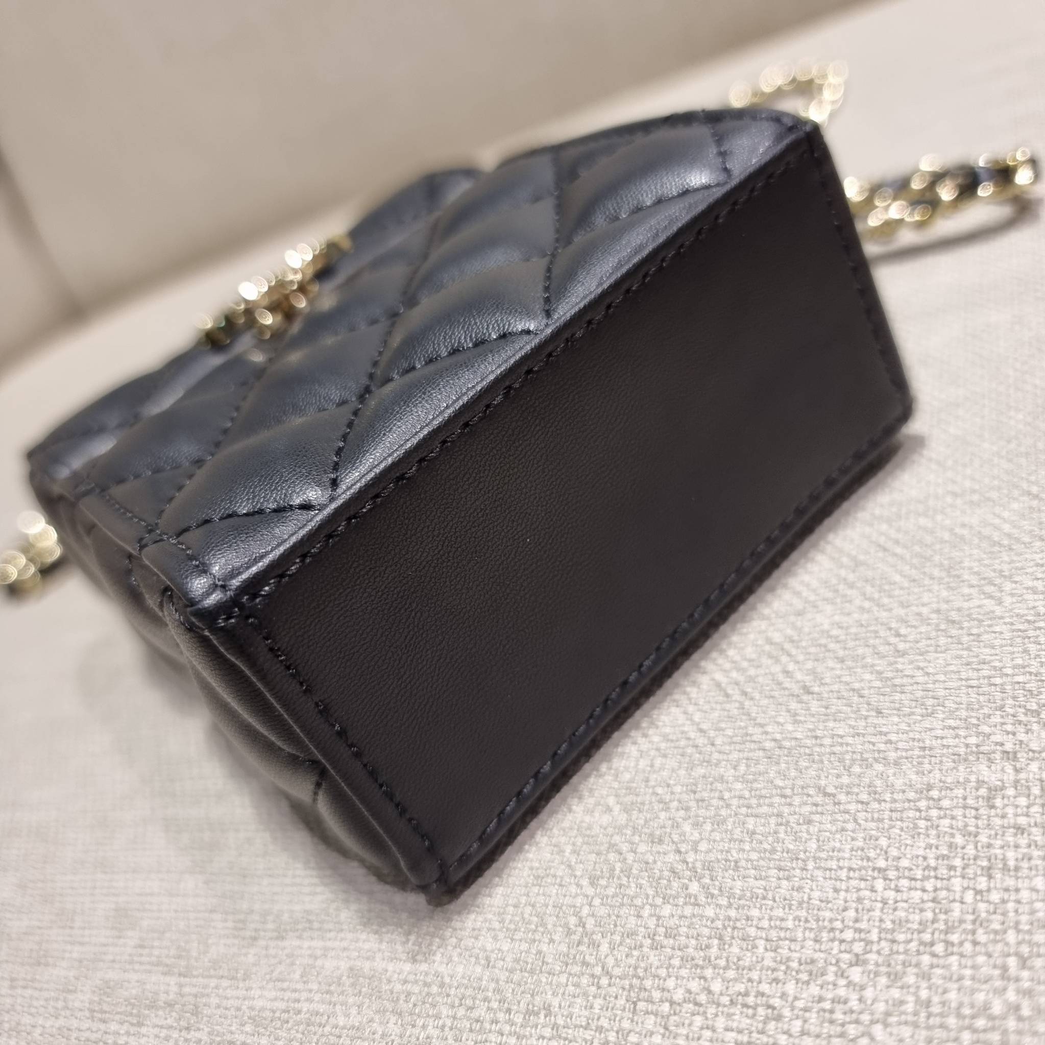 VIP 🥂 Chanel Clutch with Chain / Chanel small box with chain กระเป๋าสะพายเอนกประสงค์ รูปทรงกล่อง ไซส์มินิน่ารัก ใบจริงเห็นแล้วใจบาง หลงรักที่สุด วัสดุหนังสังเคราะห์เดินลายเส้นสวยคม อะไหล่โลโก้สีทองโดดเด่น มาพร้อมสายสะพายในตัว เปิด-ปิดด้วยการกดที่โ