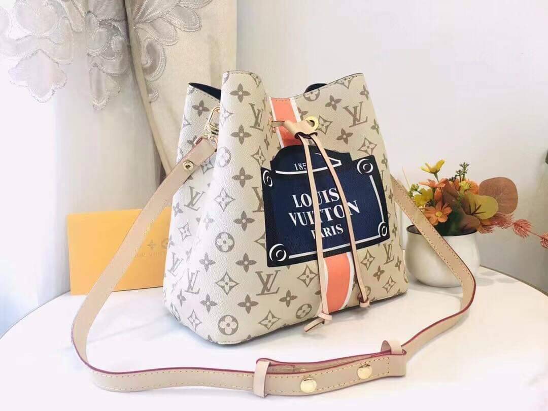 LV neonoe monogram canvas สีใหม่ อีกหนึ่งรุ่นท็อปฮิต ที่ไม่มีไม่ได้จริงๆ กับกระเป๋าสะพายทรงบัคเก็ตใบใหญ่ โดดเด่นและเป็นเอกลักษณ์ด้วยการตกแต่งลายพิมพ์เฉพาะลงบนผืนหนัง