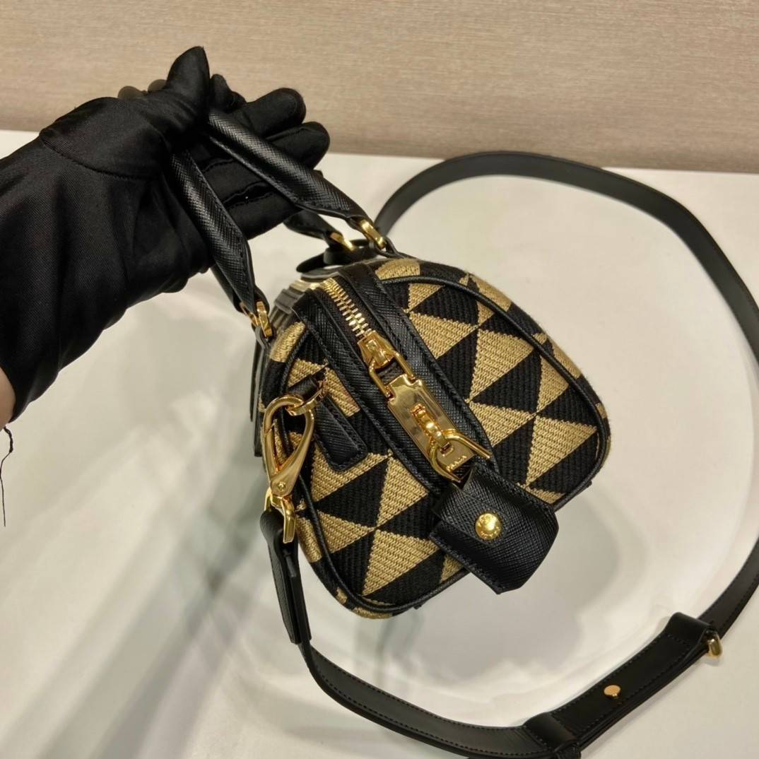 PRADA Symbole embroidered fabric top-handle bag พร้อมส่งรุ่นใหม่ มาแรง กับทรงหมอนอยู่ทรงสวย สาวๆห้ามพลาดเลยค่ะใบนี้ วัสดุทำจากผ้าแคนวาส