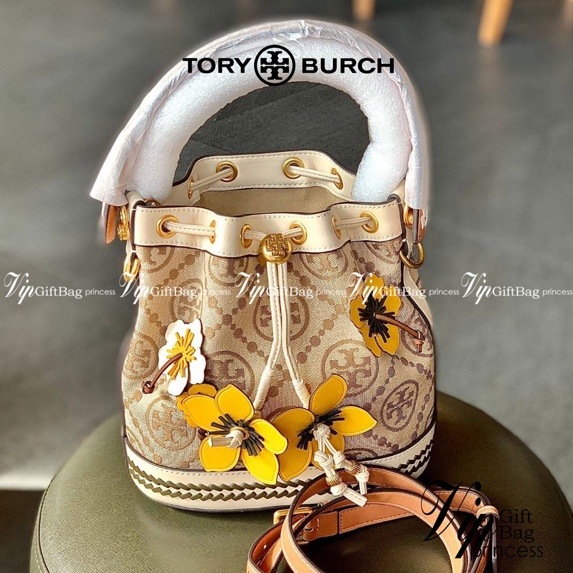 สวยโดดเด่น แต่แฝงความร่วมสมัยค่ะ! TORY BURCH CASUAL STYLE 3WAY LEATHER PURSES ELEGANT CROSSBODY((88963)) 🌼🌼🌼 พร้อมส่ง ห้ามพลาดเลยจริงๆค่ะ! กระเป๋าทรงถัง วัสดุ Jacquardทอล่ยแบรนด์+ขอบหนังแท้ เพิ่มดีเทลแบบถุกเข้ามาได้สวยโดดเด่น สะดุด