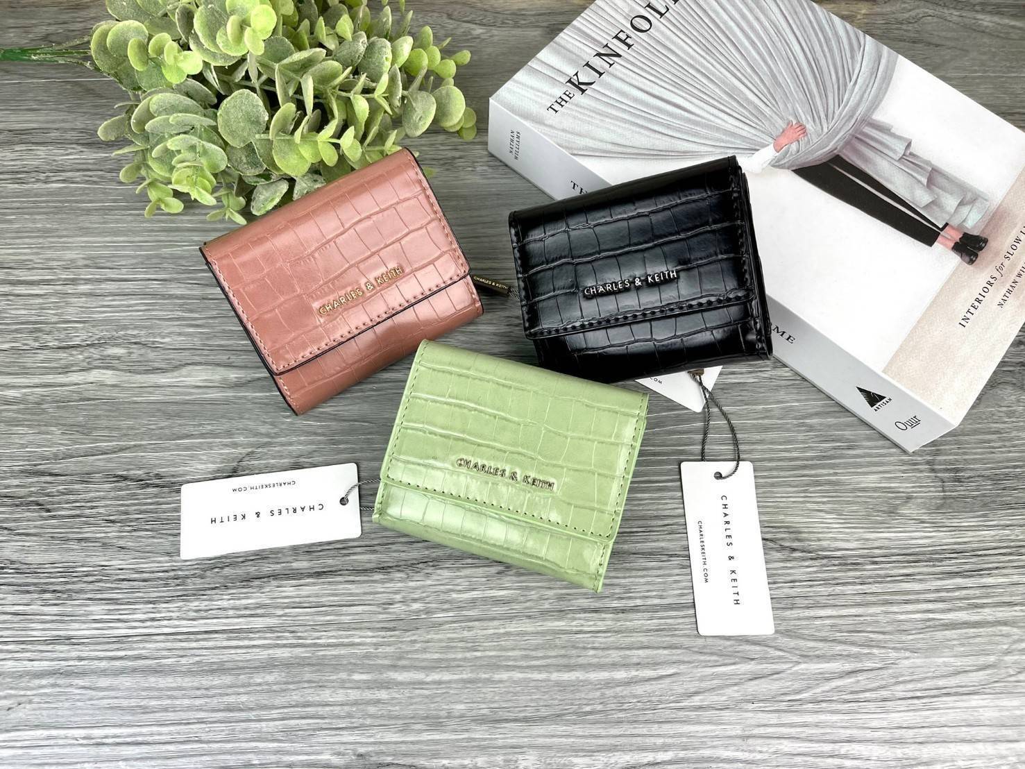 Charles & Keith Croc-Effect Short Wallet กระเป๋าเงิน 3 พับใบสั้น จุของได้ครบ! วัสดุพิมพ์ลายจรเข้