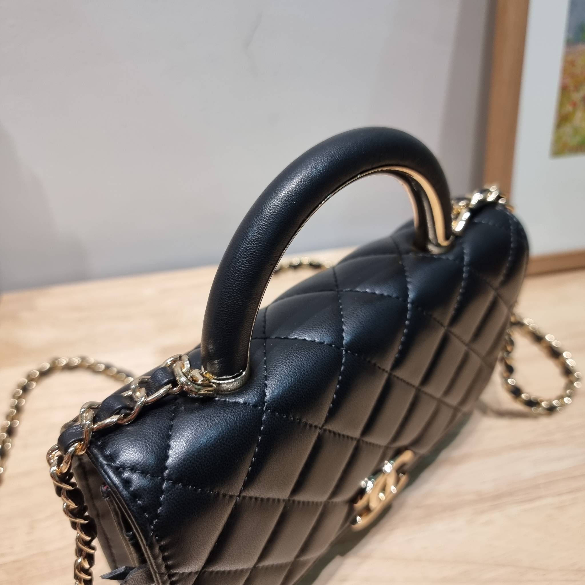 CHANEL woc with top handle black / CHANEL WALLET ON CHAIN กระเป๋าสะพายข้างไซส์กำลังดี สวยหรู ดีไซน์คลาสสิคผสานกิมมิคประจำแบรนด์ ทำให้ไอเท็มนี้เพิ่มมูลค่าขึ้นไปอีก สร้างสรรค์ตัวกระเป๋าด้วยหนังแกะ สัมผัสสบายมือ ใช้งานสะดวกด้วยกระดุมแม่เหล็ก ภายในกระเป๋าแบ่ง