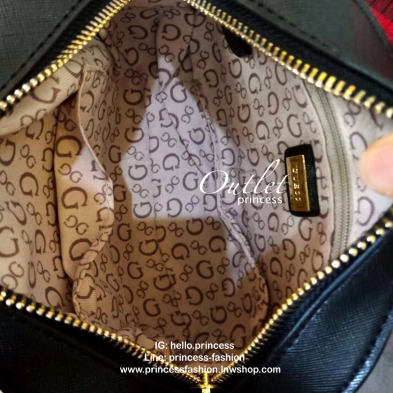 GUESS SAFFIANO SLING BAG กระเป๋าถือหรือสะพายจาก GUESS FACTORY หนัง Saffiano สวยอยู่ทรงขนาดมินิกำลังน่ารัก ด้านหน้าประดับโลโก้แบรนด์อะไหล่เงิน เปิดปิดด้วยซิปสะดวกใช้ ภายในมีโลโก้สามารถใส่มือถือiphone8+ ของจุกจิกได้ มาพร้อมสายสะพายโซ่ต่อหนังปรับไม่ได้ Cross