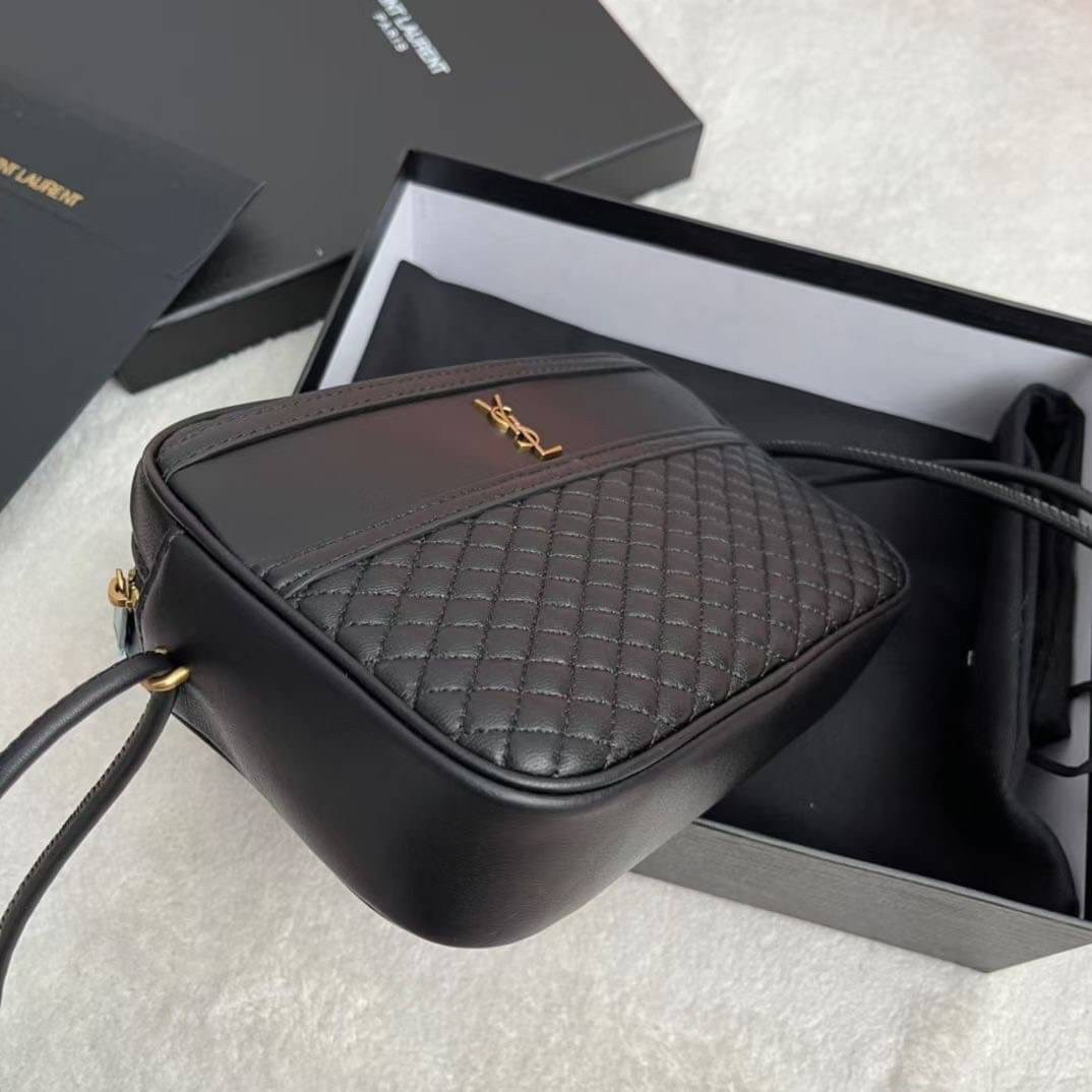 YVES SAINT LAURENT BAG กระเป๋าสะพายสไตล์วินเทจทรงเหลี่ยม งานหนังแท้สวย โทนสีดำคาสสิก หนังฟูสวยมากค่ะ ภายในโล่งจะสะพายไหล่ CROSSBODY ก็ดูดี สินค้ามาพร้อมถุงผ้าและกล่องแบรนด์พร้อมส่งที่ไทยราคาสุดคุ้ม สาวก YSL ห้ามพลาด!