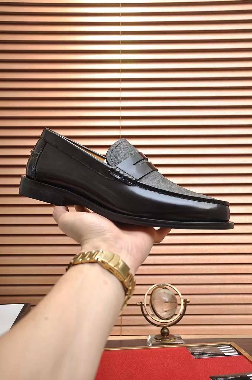 GUCCI Loafers for Men เกรดออริจินอล รองเท้าโลฟเฟอร์กุชชี่ ให้ลุคดูภูมิฐาน หรูหรา เข้ากับทุกชุด ทุกโอกาส วัสดุหนังแท้และแคนวาสอย่างดี ใส่สบาย ไม่กัดเท้า บล็อคมาตรฐาน 1:1 เป็นรองเท้าที่คุณผู้ชายควรมีติดตู้ภาพถ่ายจากงานขายจริง ใช้งานต่างประเทศได้