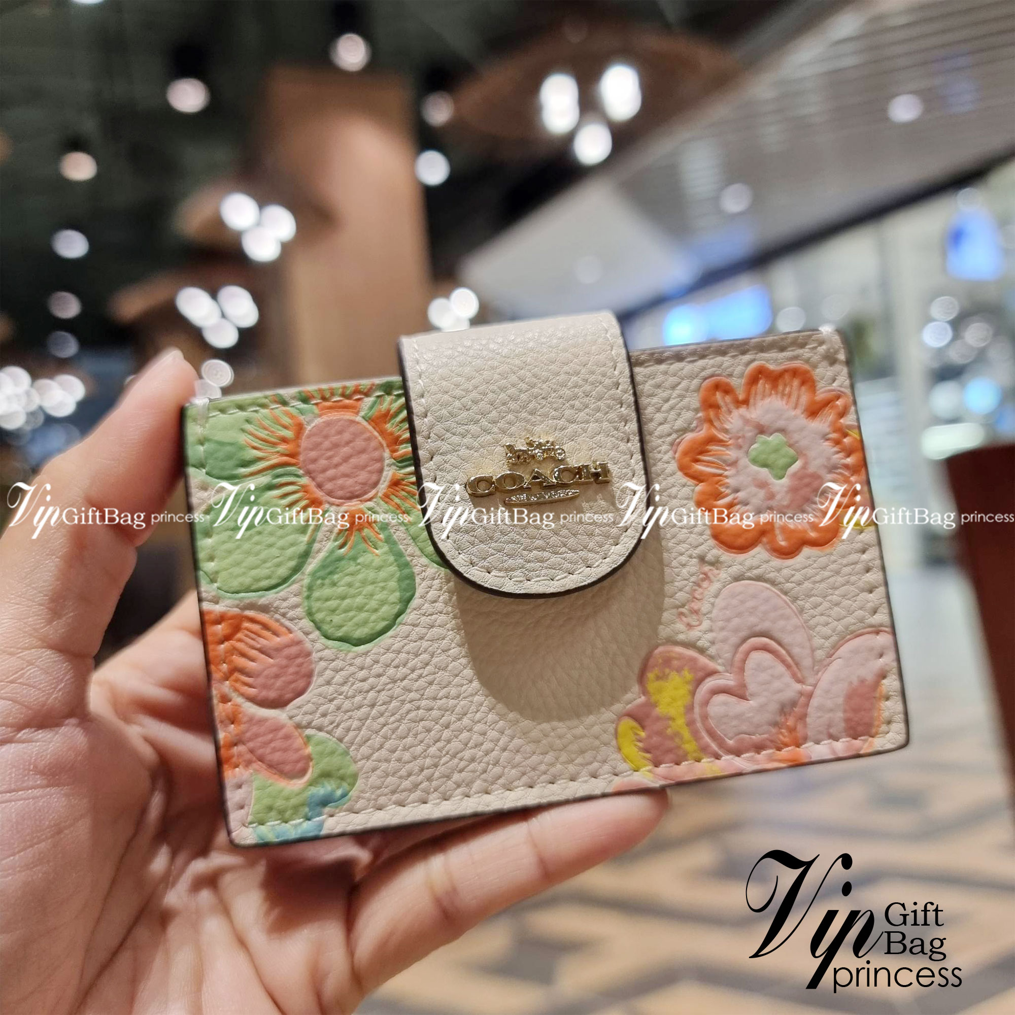 COACH C8325 ACCORDION CARD CASE WITH DREAMY LAND FLORAL PRINT ไอเท็มที่ทำใจฟูจัดเลยจ้า กับกระเป๋าถนอมบัตร ที่สาวๆตามหา ดีไซน์ลวดลายน่ารักมากๆ ขนาดกะทัดรัด พกพาสะดวก วัสดุหนัง pepble ภายในเป็นช่องใส่บัตรได้หลายใบ เหมาะมากสำหรับใครที่มองหากระเป๋าแบ่งสัดส่วน