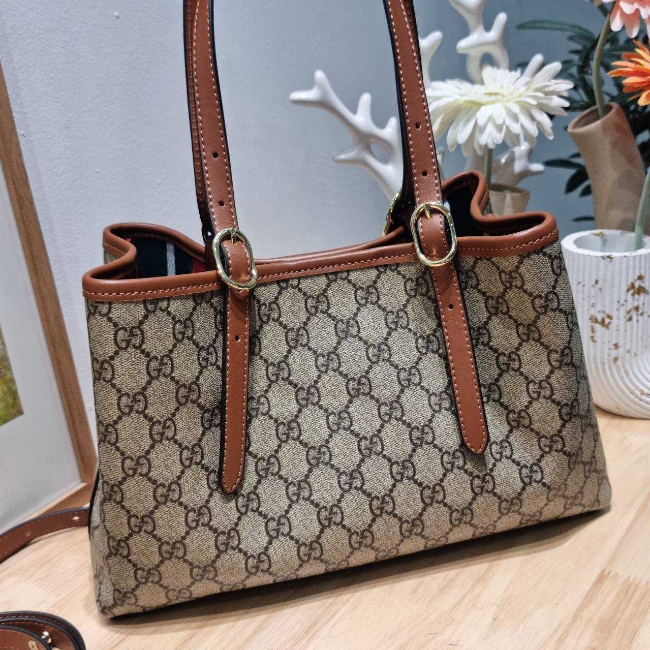 GUCCI GG Emblem small tote bag กระเป๋าทรงโท้ทสะพายไหล่ ที่ขนาดกำลังสวย ใส่ของได้แบบจุกๆ หูสะพายปรับและถอดออกได้ เก๋มากๆ