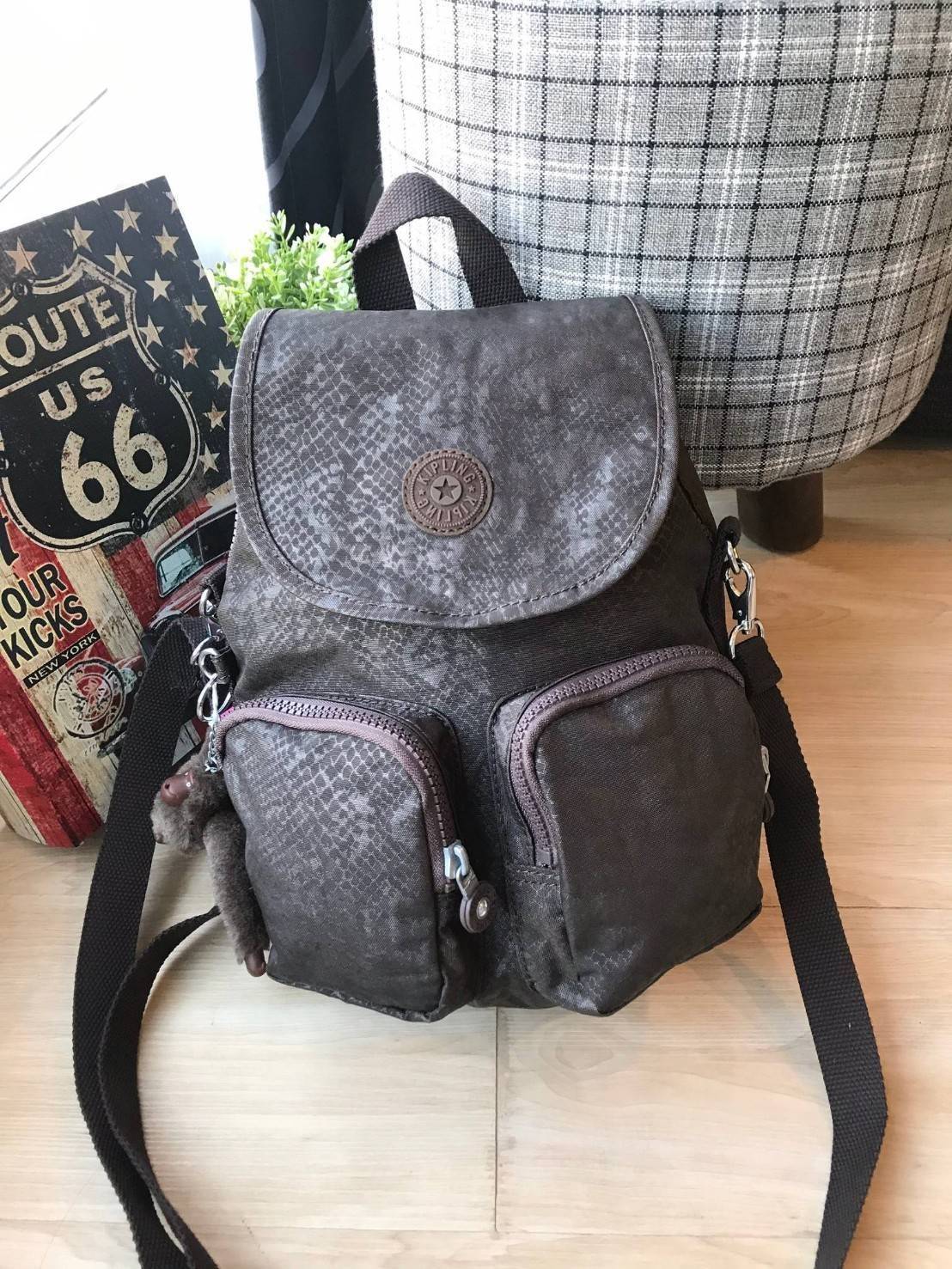 Kipling Basic Firefly Up Small Backpack กระเป๋าเป้/ สะพายข้าง 2 way วัสดุ Polyamide 100% เปิดปิดด้วยตัวล็อค 2 ชั้น มีช่องใช้งานหลายช่อง รวมถึง ช่องซิปด้านหน้า มาพร้อมสายสะพายอีก 1 เส้น ด้านหลัง มีช่องสำหรับเก็บสายเป้ ปรับเปลี่ยนเป็นสะพายไหล่ พร้อมพวงกุญแจ