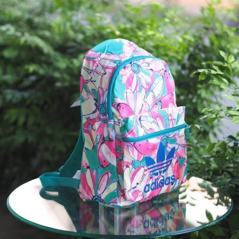 Adidas backpack กระเป๋าเป้สะพายหลัง วัสดุ polyester กันน้ำ ในตัวกระเป๋า มีช่องสำหรับใส่ Notebook , Tablet สายเป้บุนวม สะพายไม่เจ็บค่ะ จะใช้ไปเรียน ไปยิม หรือไปเที่ยวก็เหมาะค่ะ