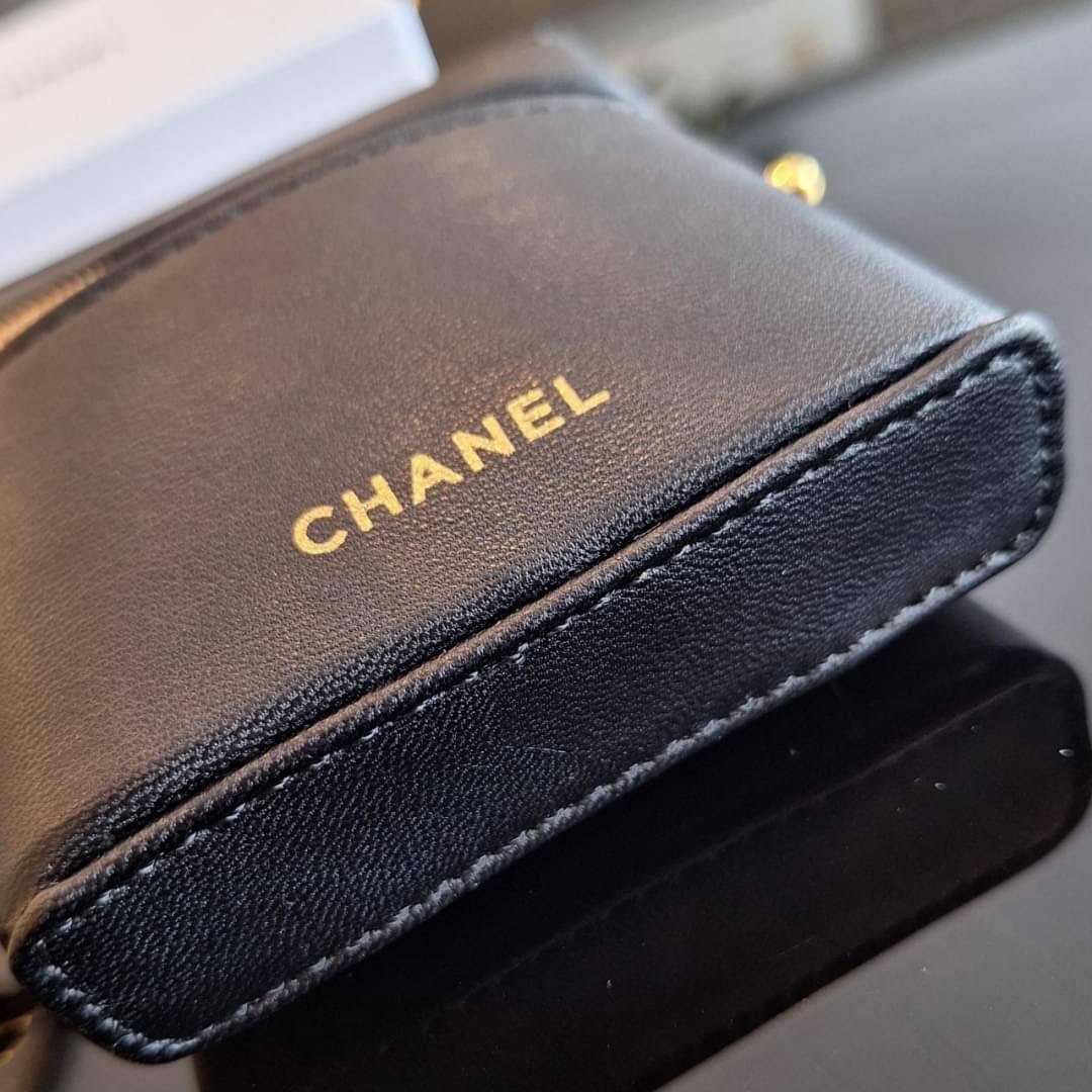 กระเป๋าสะพายข้างใบจิ๋ว งานปุ้กปิ้กน่ารัก CHANEL VIP BAG แบรนด์ดัง ตัวกระเป๋าหนังนิ่ม อยู่ทรง เปิดปิดด้วยซิปรอบ ด้านหน้าสกรีนโลโก้แบรนด์สีทอง