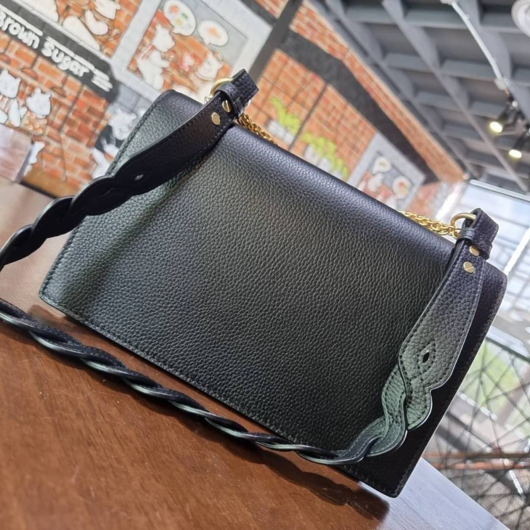 TORY BURCH MILLER SHOULDER BAG รุ่นยอดนิยม รุ่นหายาก รุ่นที่สาวๆตามหา ใบนี้เลย!! สวยหรู ผู้ดีทุกสี กระเป๋าสะพายไหล่ ดีไซน์อยู่ทรง คลาสสิคแฝงความหรูด้วยโลโก้สีทองอร่ามโดดเด่น