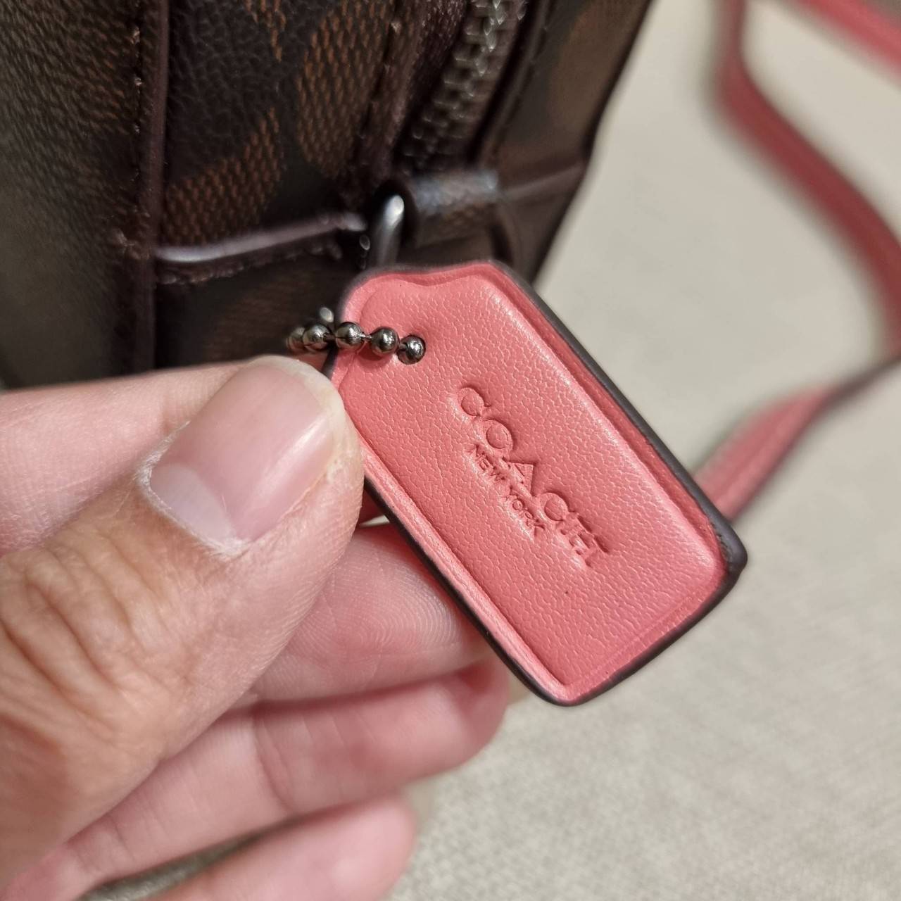 COACH 2628 MINI SERENA CROSSBODY IN SIGNATURE CANVAS ใหม่ที่สุด!! พร้อมส่งทุกสีเด็ด!! ย่อส่วนกระเป๋าสะพายคอลเลคชั่นยอดฮิต มินิเซเรนา ที่รับรองว่าน้องน่ารักม้ากกก!! ขนาดเล็กกุ๊งกิ๊ง แต่ดีเทลยิ่งใหญ่ วัสดุหนังแคนวาสเคลือบลาย เปิด-ปิดด้วยซิป สะดวกใช้ ภายในเป